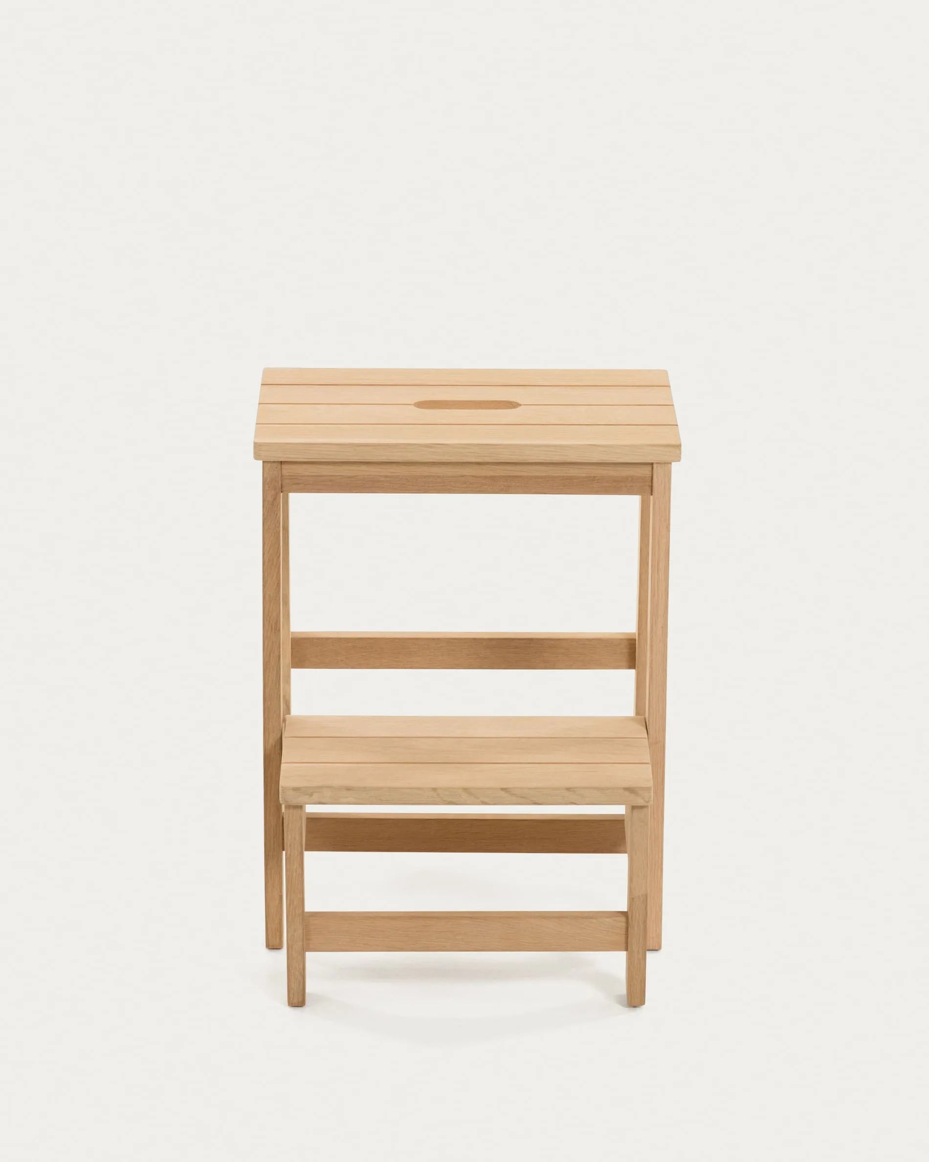 Praktischer Hocker mit integrierter Leiter, Modell Nell von Kave Home, 40 x 43 cm, ideal für vielseitige Nutzung im Haushalt.