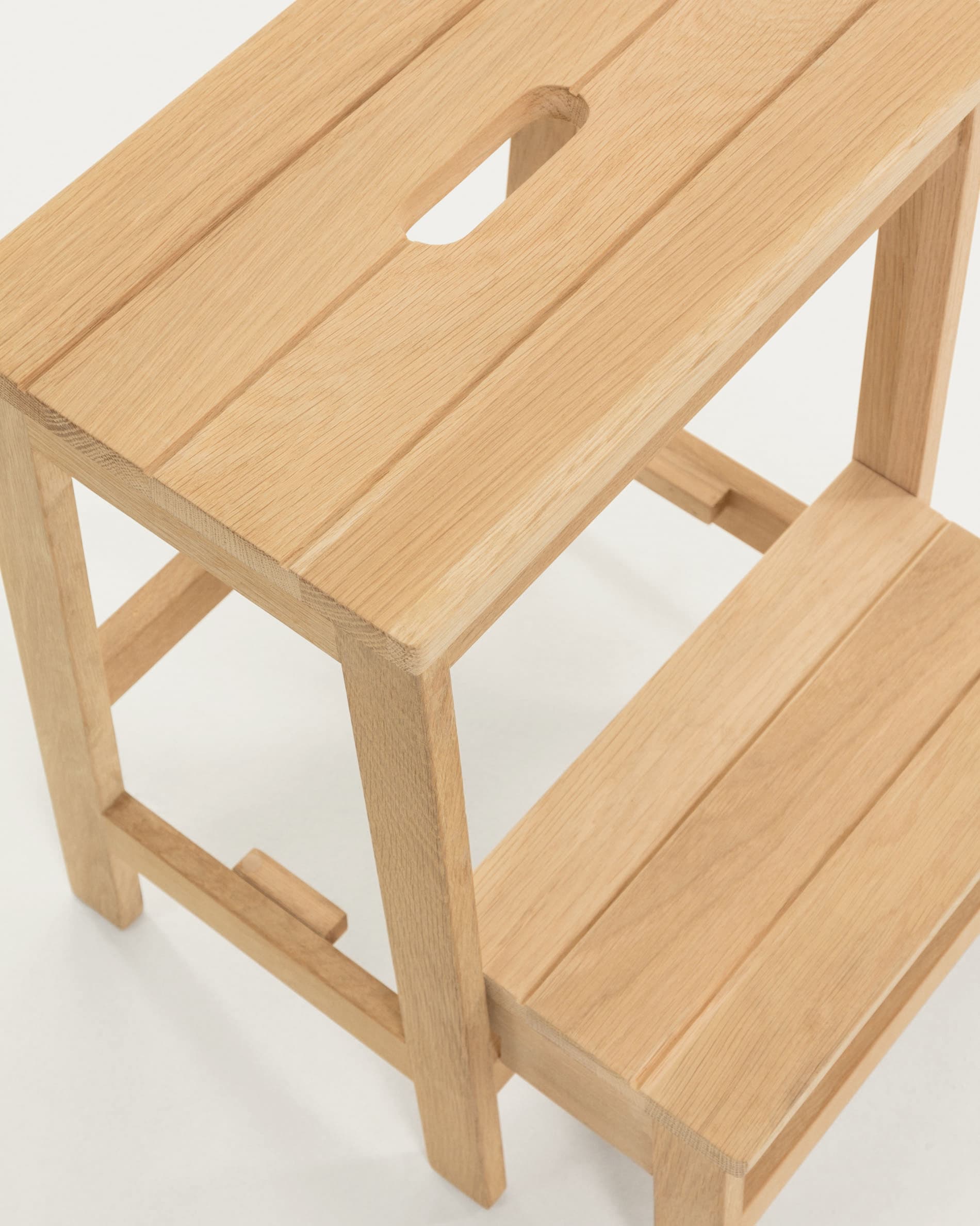Praktischer Hocker mit integrierter Leiter, Modell Nell von Kave Home, 40 x 43 cm, ideal für vielseitige Nutzung im Haushalt.