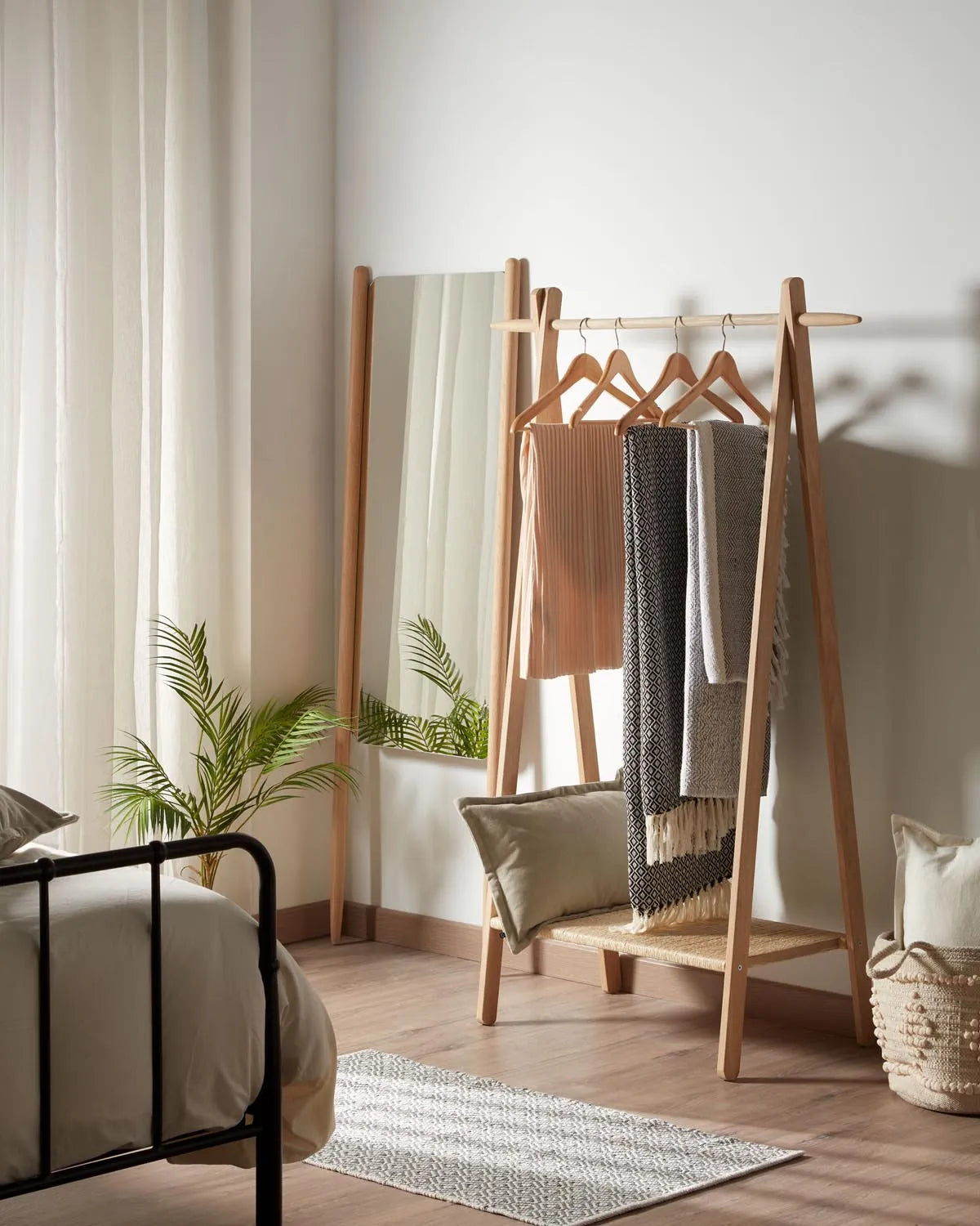 Eleganter Natane Kleiderständer aus Eiche & Rattan von Kave Home.