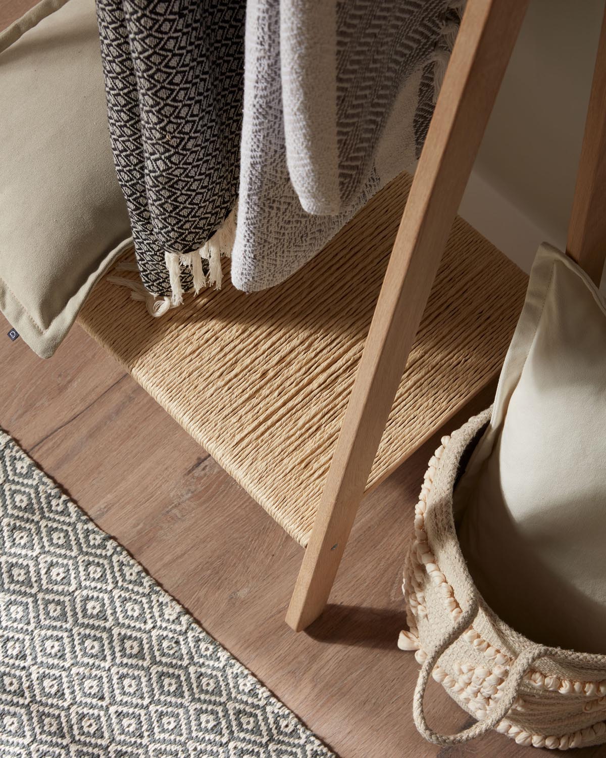Stilvoller Kleiderständer aus Eiche & Rattan, 95x152 cm, von Kave Home.