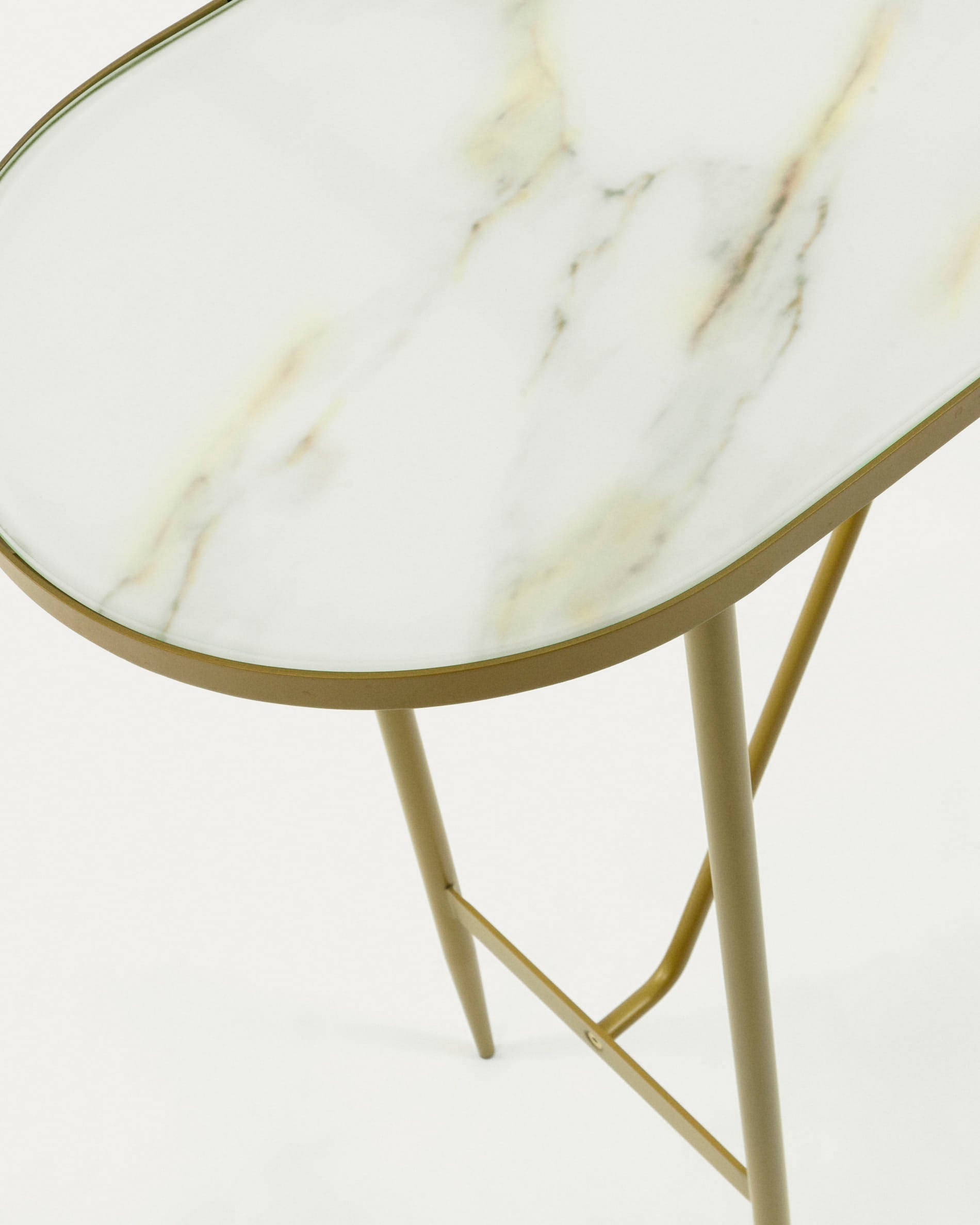 Stilvolle Elisenda Konsole von Kave Home, 110 x 76 cm, mit edlem goldenen Gestell und Marmor-Finish. Perfekt für jedes elegante Zuhause.