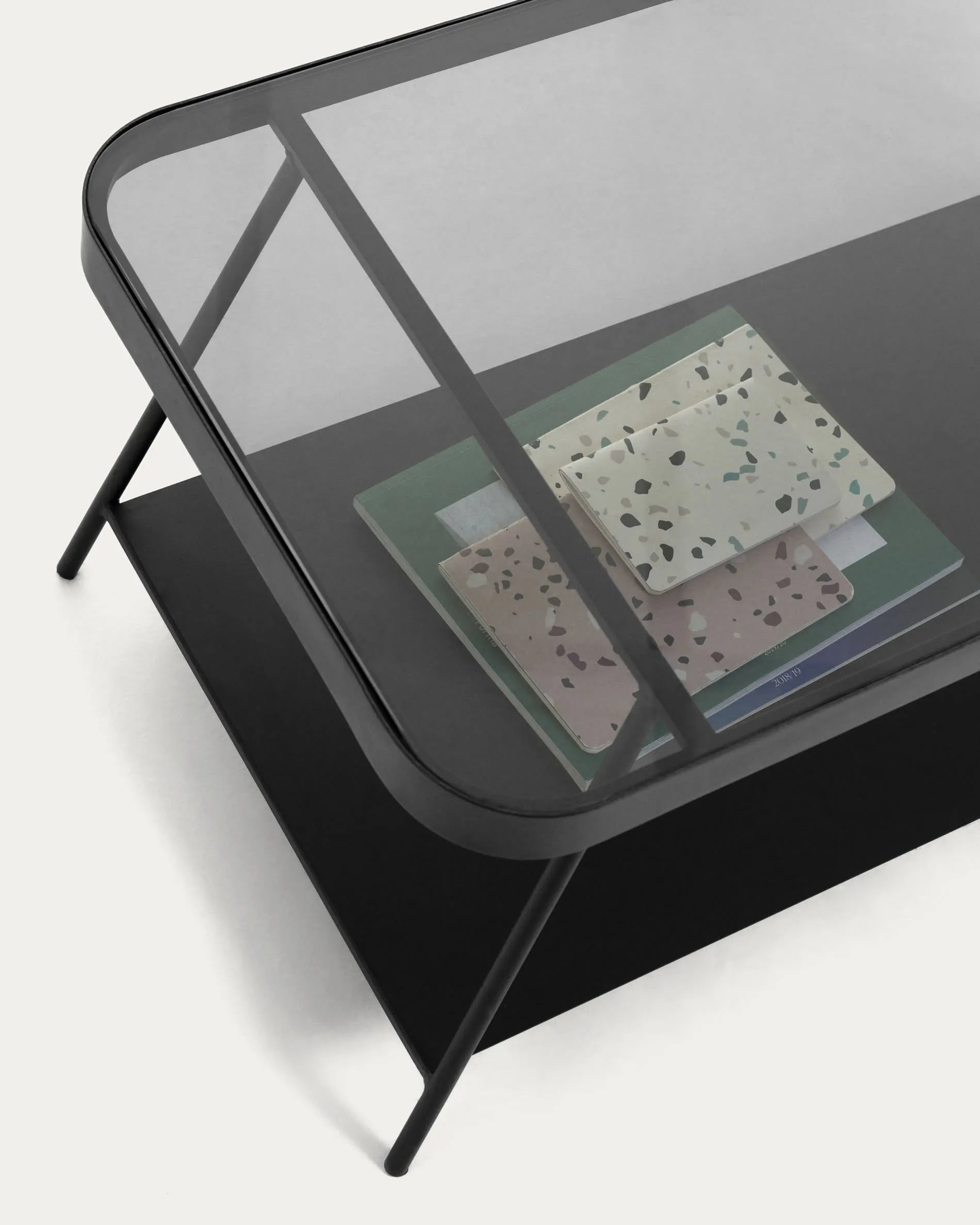 Eleganter Couchtisch mit rauchgrauem Glas und schwarzem Stahl, 90x45 cm, ideal für stilvolle Wohnzimmer.
