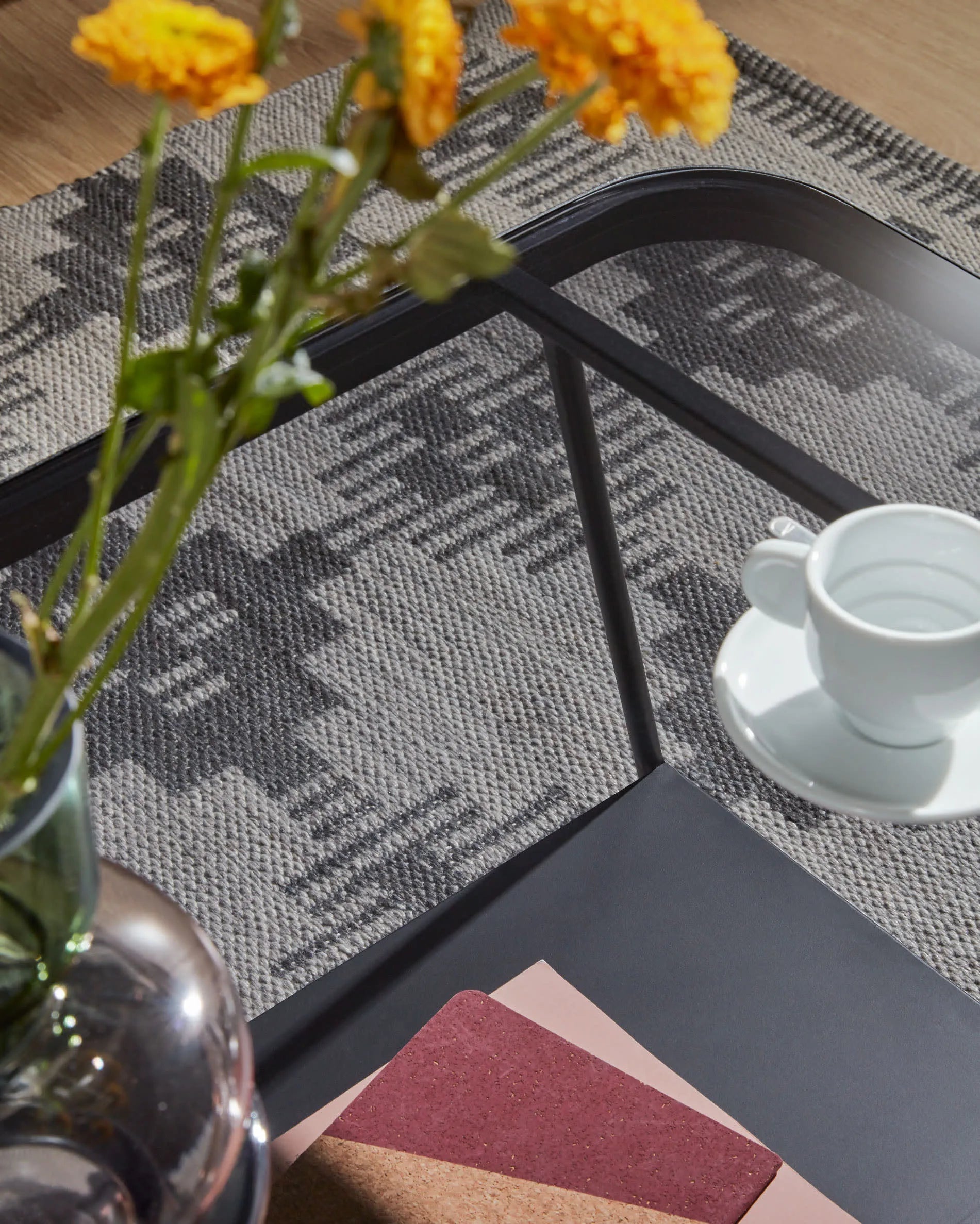 Eleganter Couchtisch mit rauchgrauem Glas und schwarzem Stahl, 90x45 cm, ideal für stilvolle Wohnzimmer.