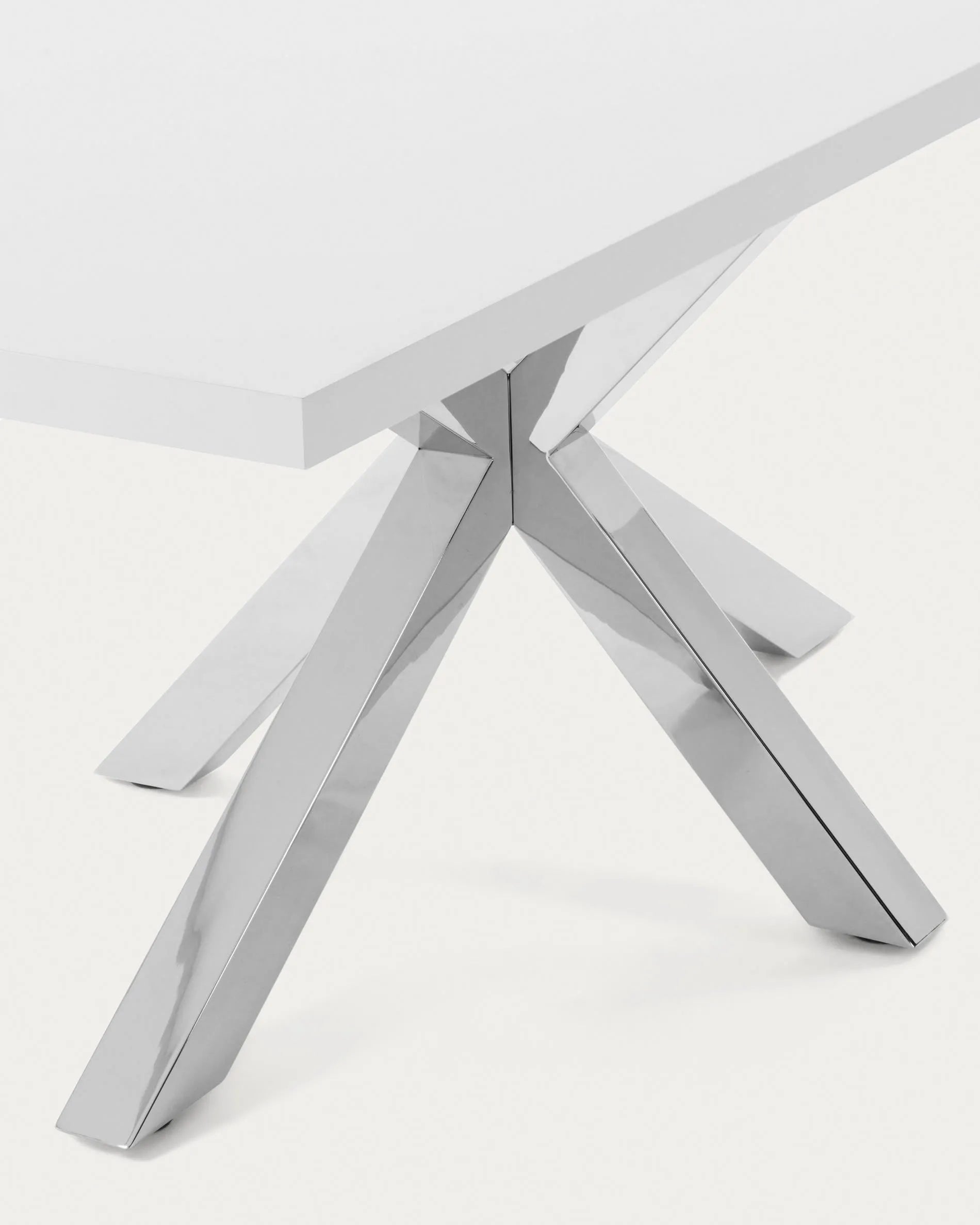 Eleganter Argo Tisch: Weißes Melamin trifft auf Edelstahlbeine – modern, robust und ideal für gesellige Runden.