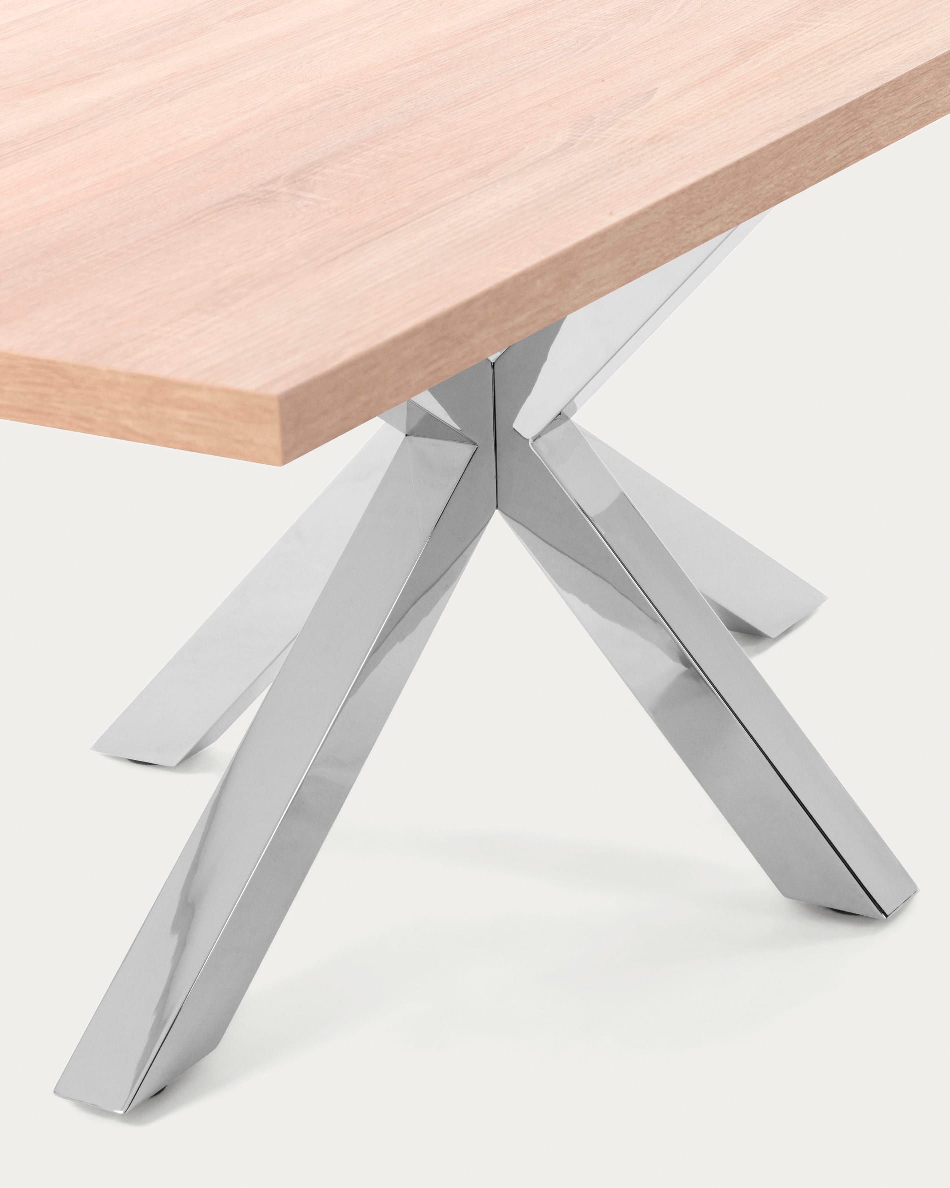 Moderner Argo Tisch 160x100 cm mit natürlicher Melaminplatte und stilvollen Edelstahlbeinen, ideal für zeitgemäße Einrichtungen.