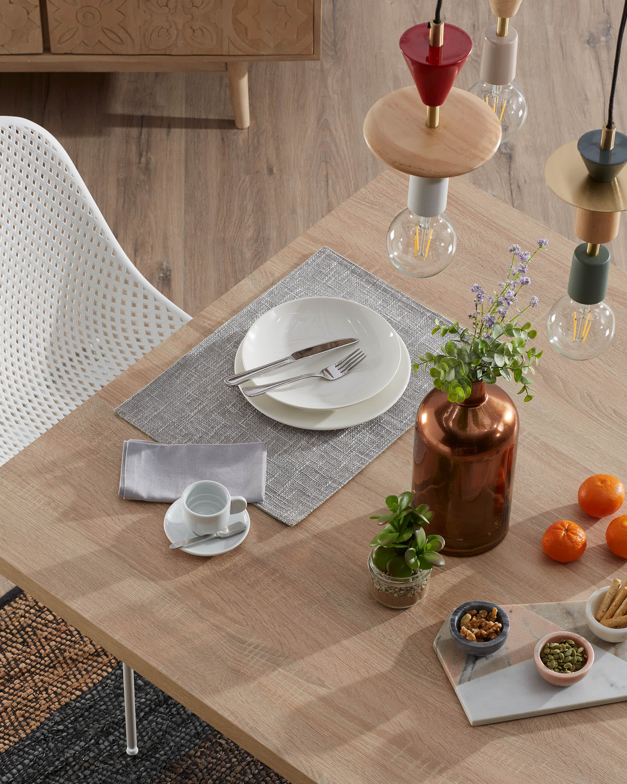 Moderner Argo Tisch 160x100 cm mit natürlicher Melaminplatte und Edelstahlbeinen, ideal für stilvolle Räume.