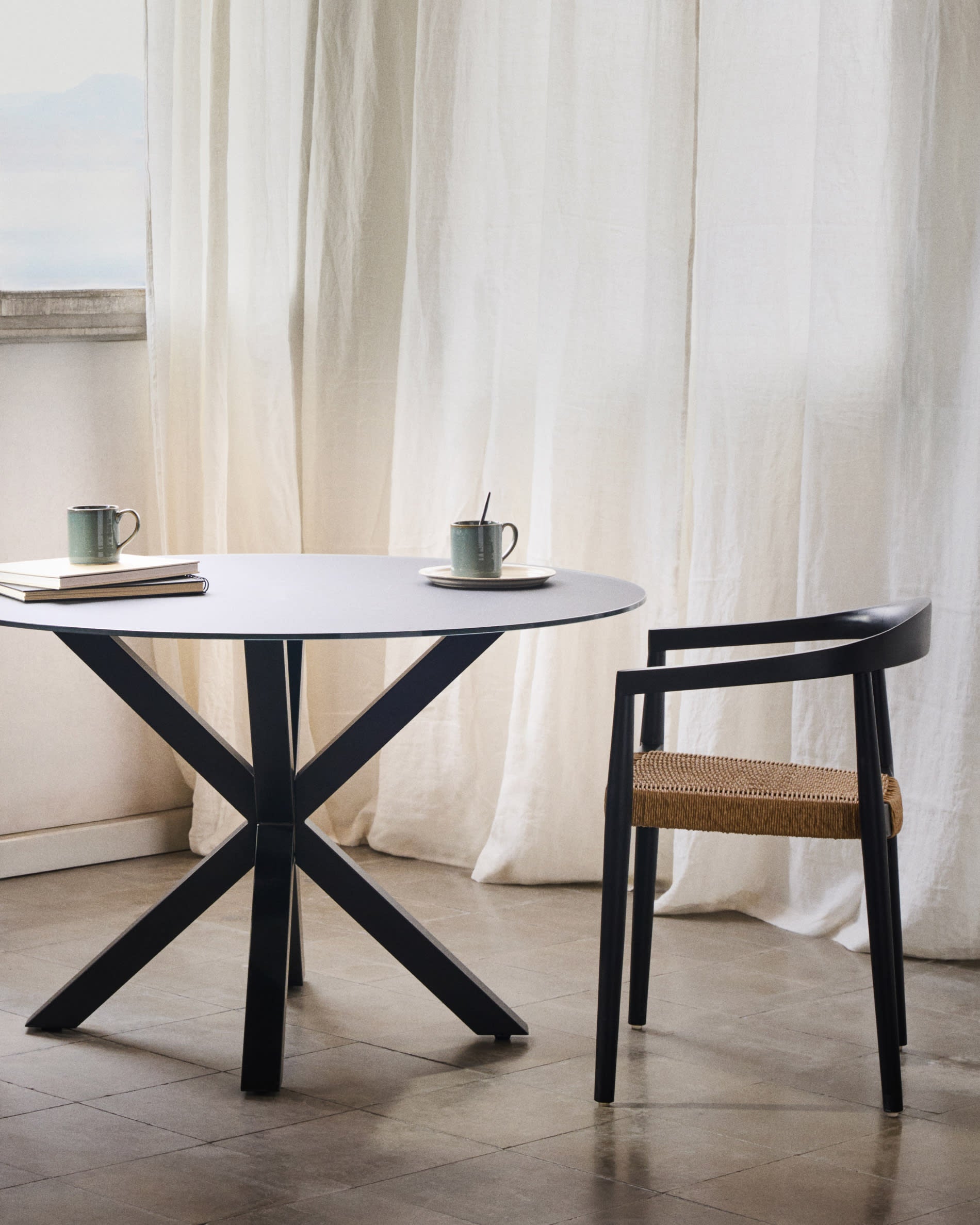 Argo round table made of black glass with black steel legs Ø 120 cm
