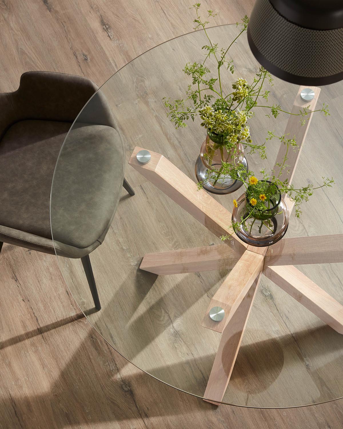 Moderner Argo Glastisch mit Holzoptik-Stahlbeinen, Ø 119 cm.