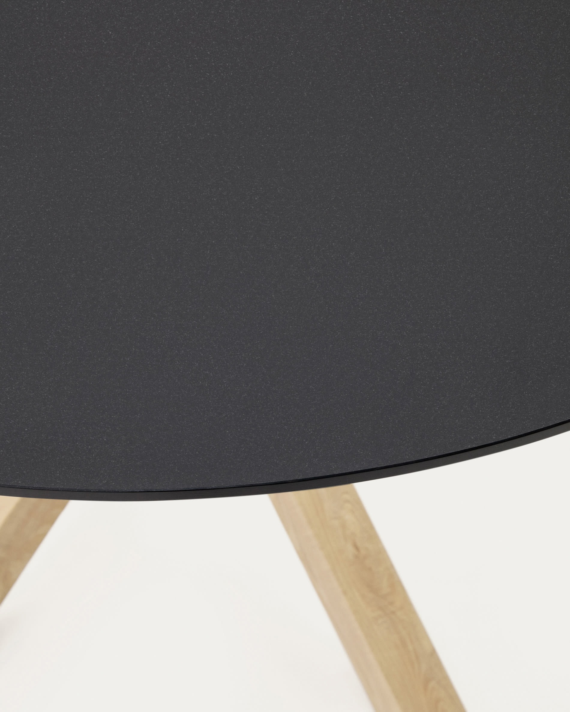 Entdecken Sie den eleganten Tisch Argo von Kave Home: Ø 150 cm, schwarzes Milchglas, stabile Stahlbeine in Holzoptik – ideal für gesellige Abende.