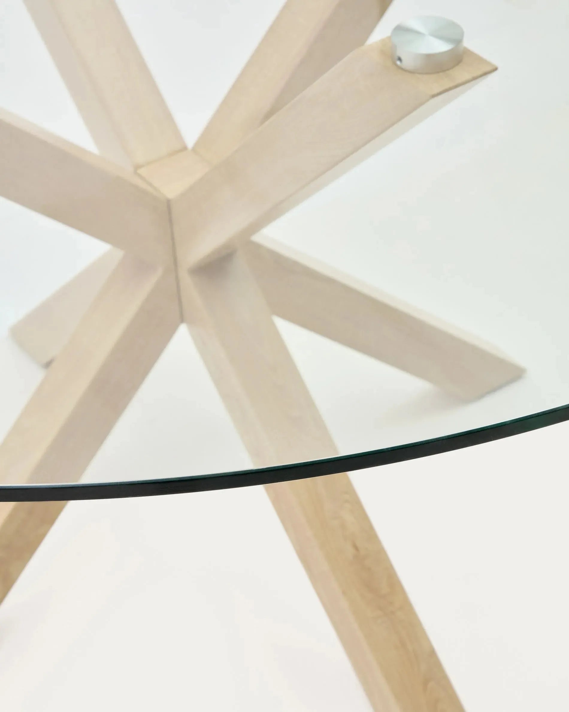Moderner runder Glastisch Argo von Kave Home, Ø 150 cm, mit stilvollen Stahlbeinen in Holzoptik, ideal für jedes Interieur.