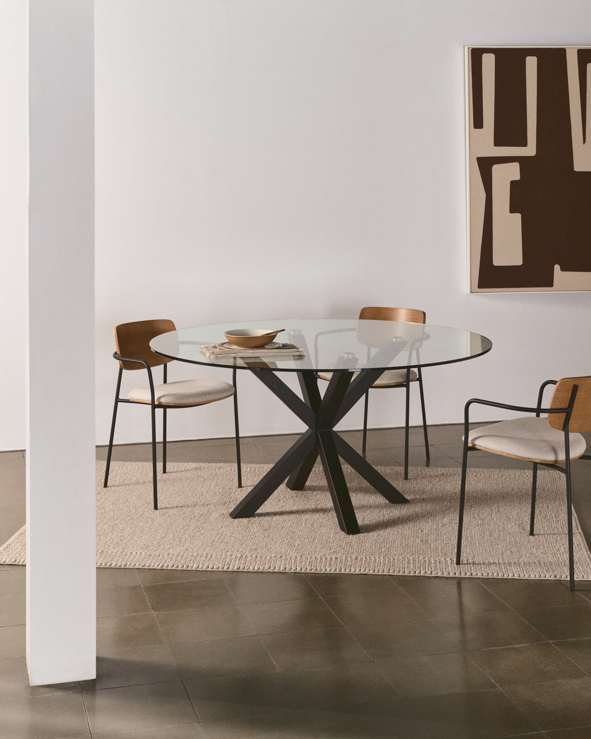 Eleganter Tisch Argo mit runder Glasplatte und schwarzen Stahlbeinen, Ø 150 cm, perfekt für moderne Wohn- und Esszimmer, von Kave Home.