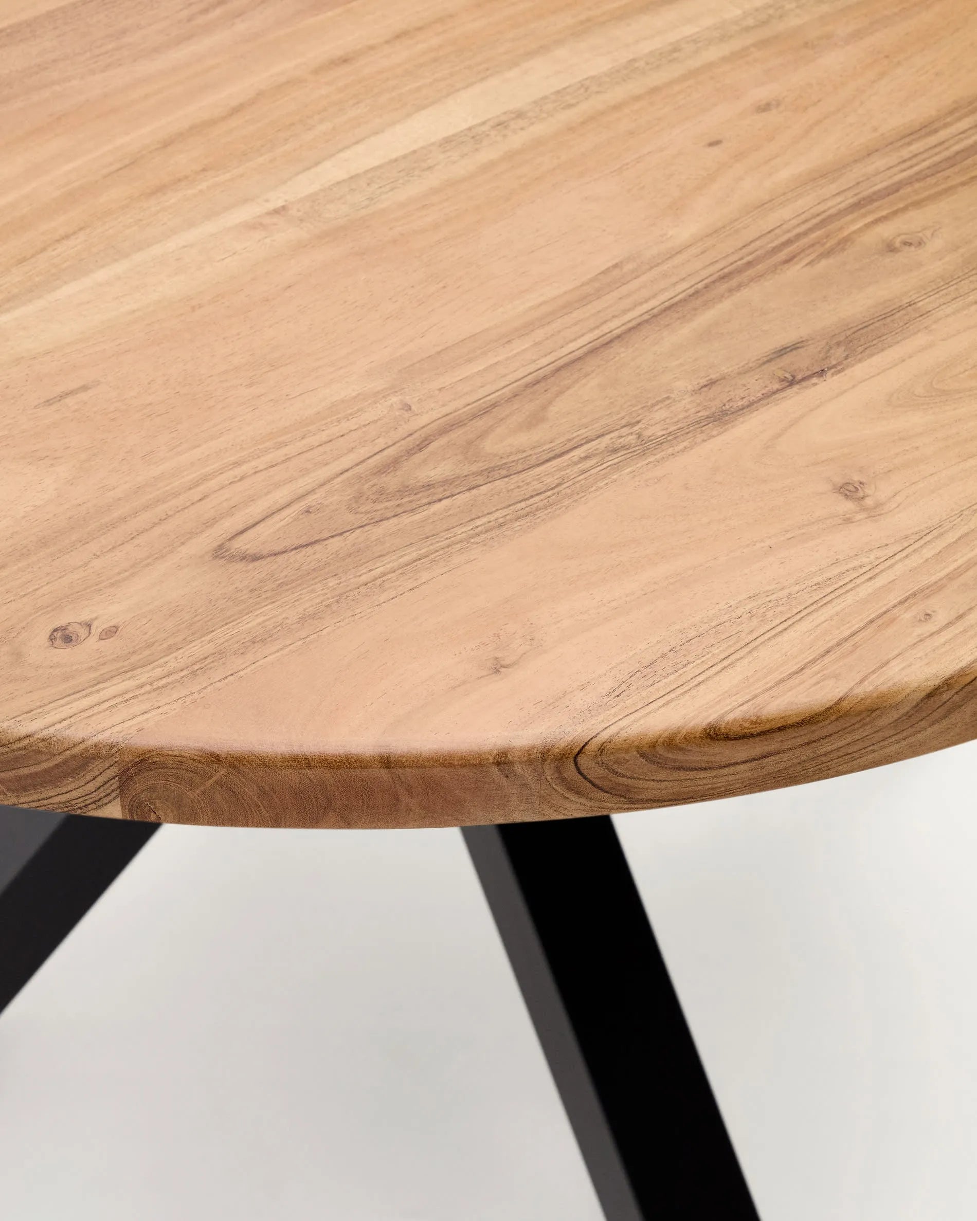 Runder Esstisch Argo Ø 150 cm, gefertigt aus massivem Akazienholz mit robusten schwarzen Stahlbeinen, perfekt für modernes Wohnen.