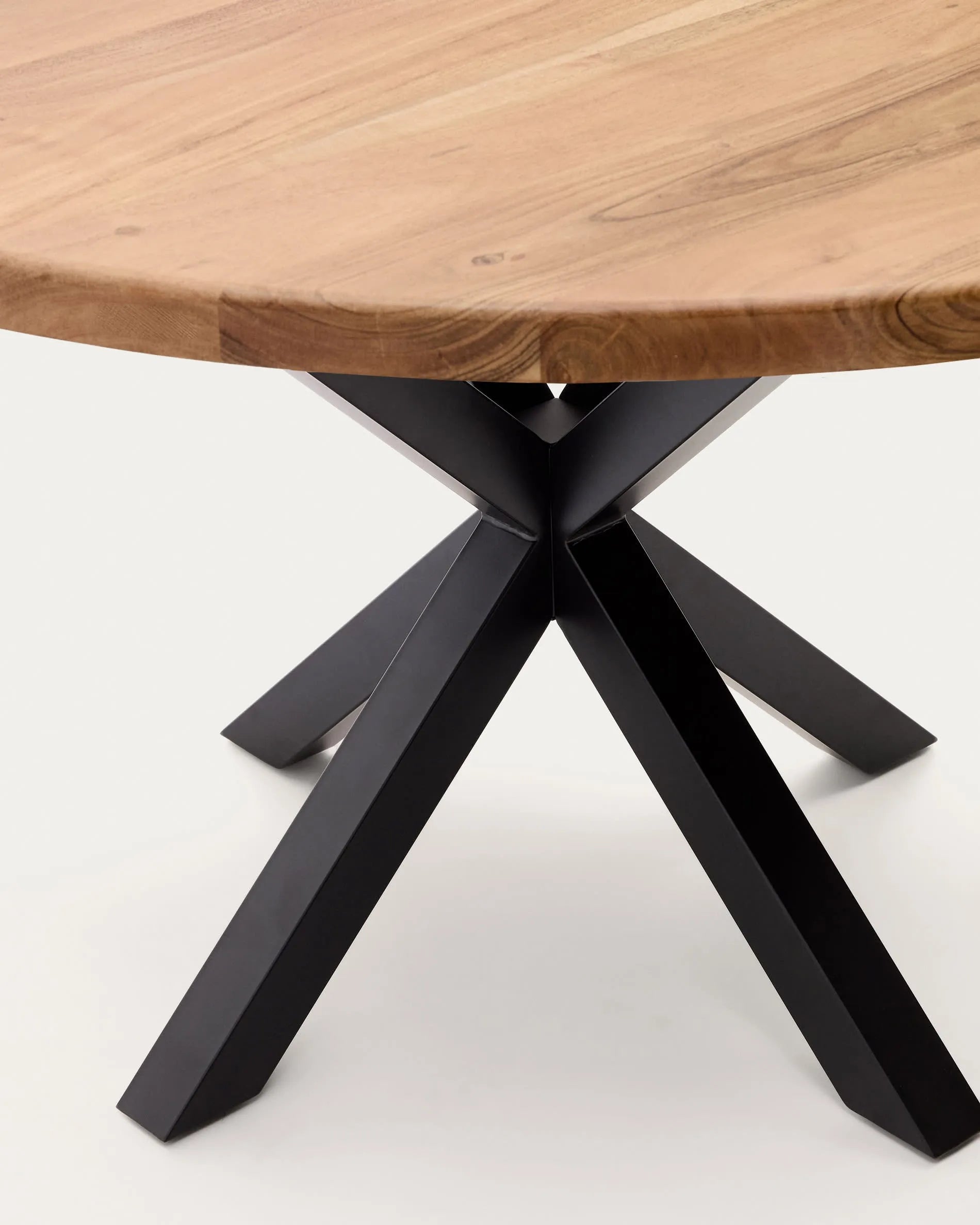 Runder Tisch Argo Ø 150 cm aus Akazienholz mit stabilen schwarzen Stahlbeinen, ideal für stilvolle und moderne Esszimmer.