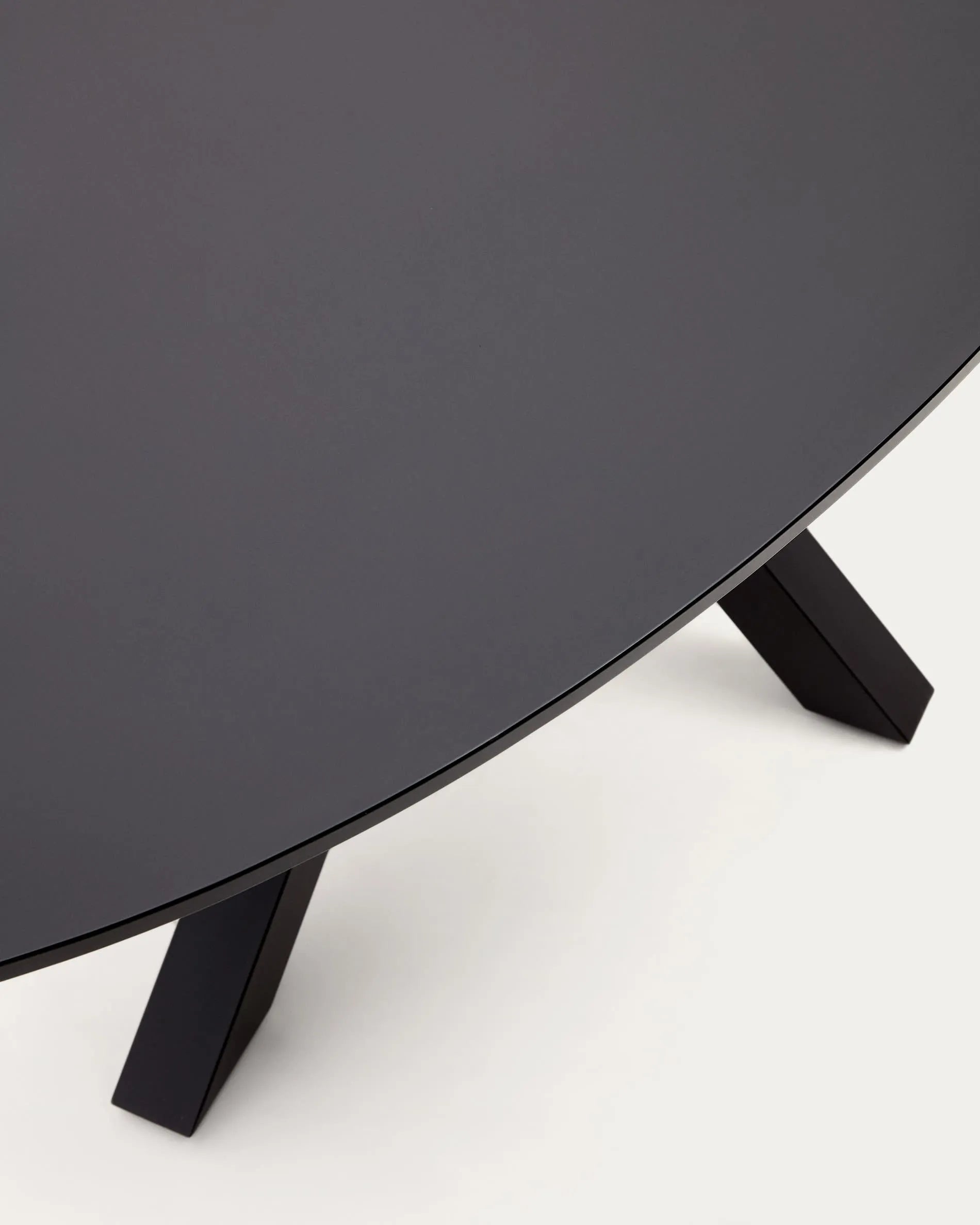 Eleganter Argo Tisch: Transparentes Glas trifft auf schwarze Stahlbeine, ideal für stilvolle Zusammenkünfte.