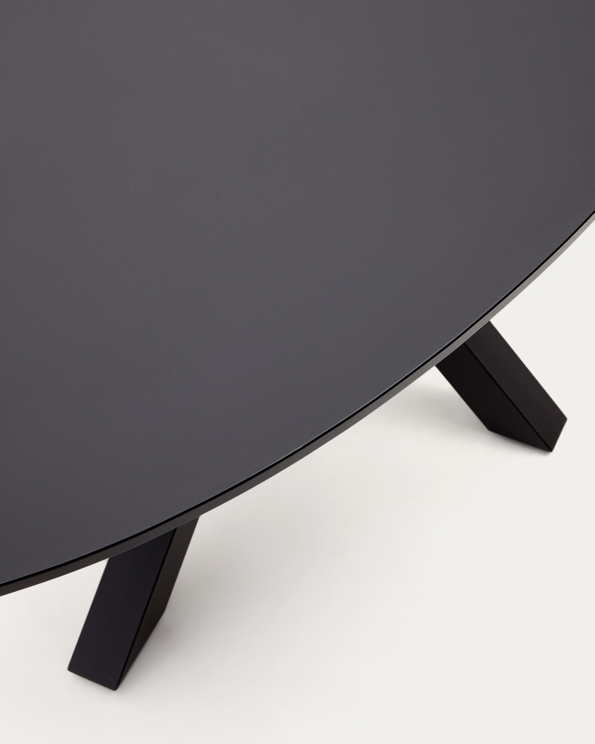 Moderner Argo Tisch von Kave Home: Transparente Glasplatte, robuste Stahlbeine, Ø 200 x 100 cm, perfekter Mittelpunkt für gesellige Anlässe.