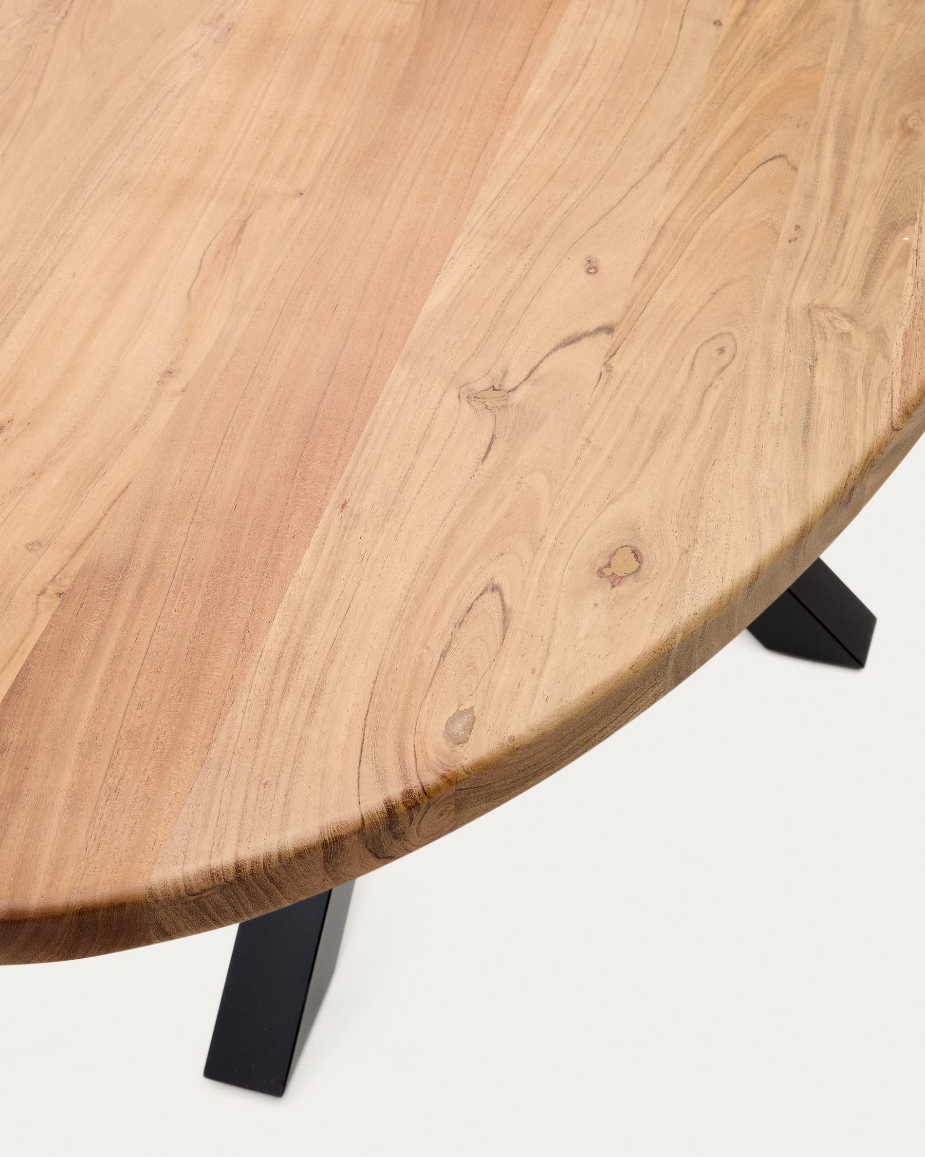 Massiver ovaler Tisch Argo aus Akazienholz und stabilen Stahlbeinen, perfekt für gesellige Runden und zeitloses Wohndesign.