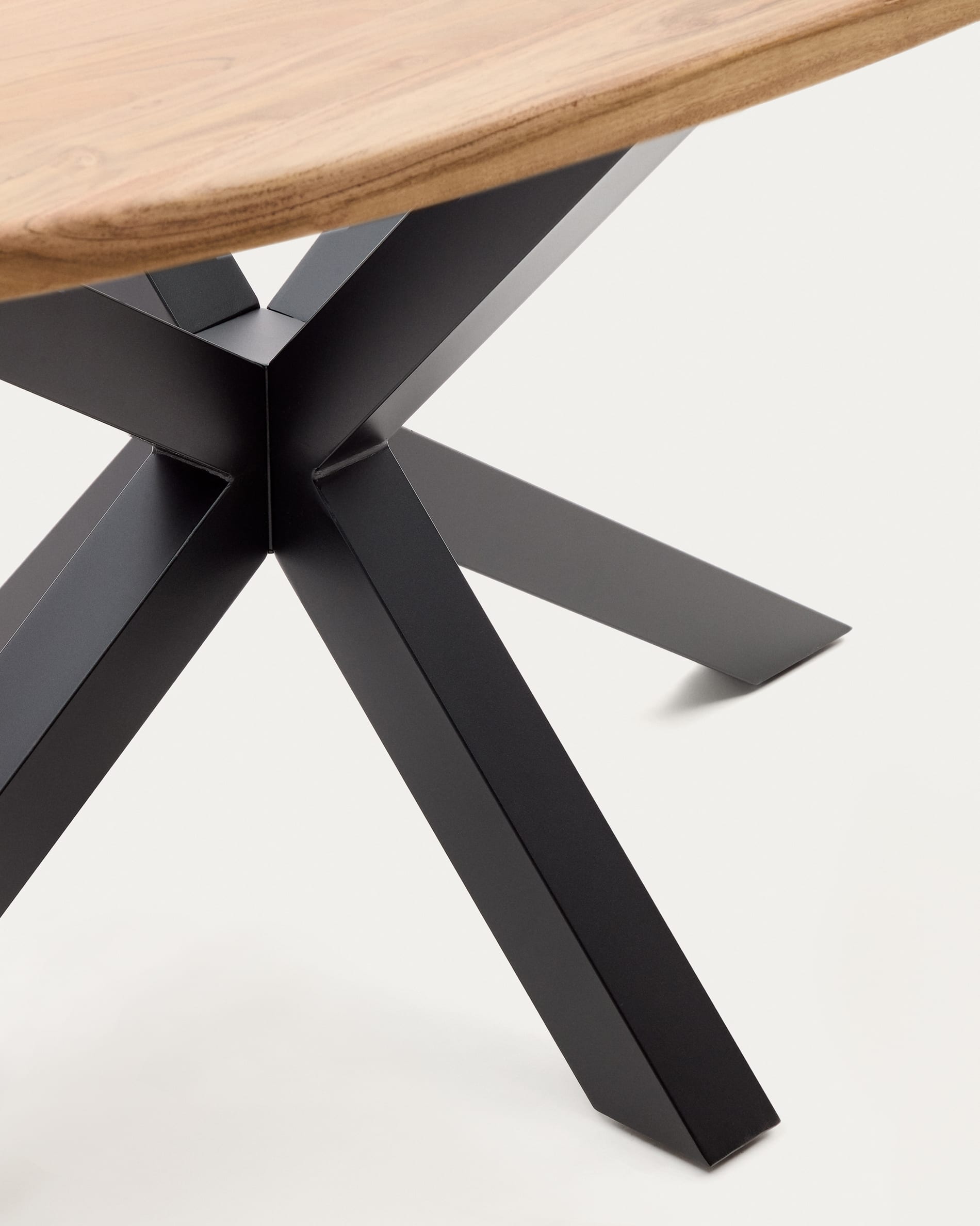 Eleganter ovaler Tisch aus massivem Akazienholz mit stabilen schwarzen Stahlbeinen, 200x100 cm, ideal für moderne Esszimmer.