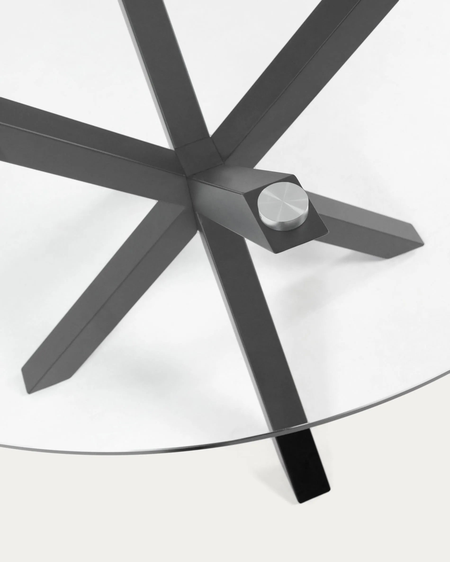 Eleganter Couchtisch aus Glas mit schwarzen Stahlbeinen, 82 cm Ø, modern und robust, ideal für stilvolle Wohnräume.