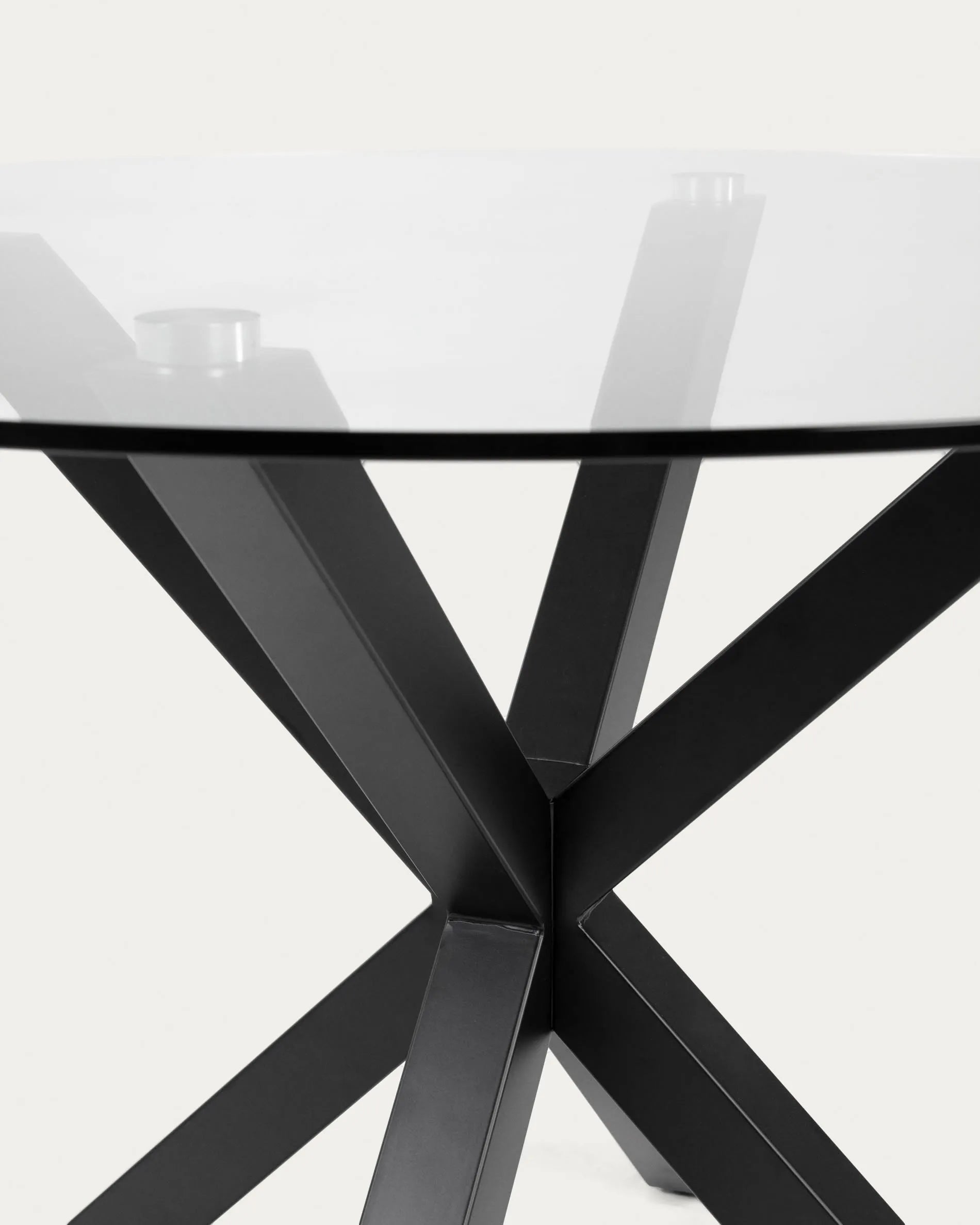 Eleganter Couchtisch aus Glas mit schwarzen Stahlbeinen, 82 cm Ø, modern und robust, ideal für stilvolle Wohnräume.