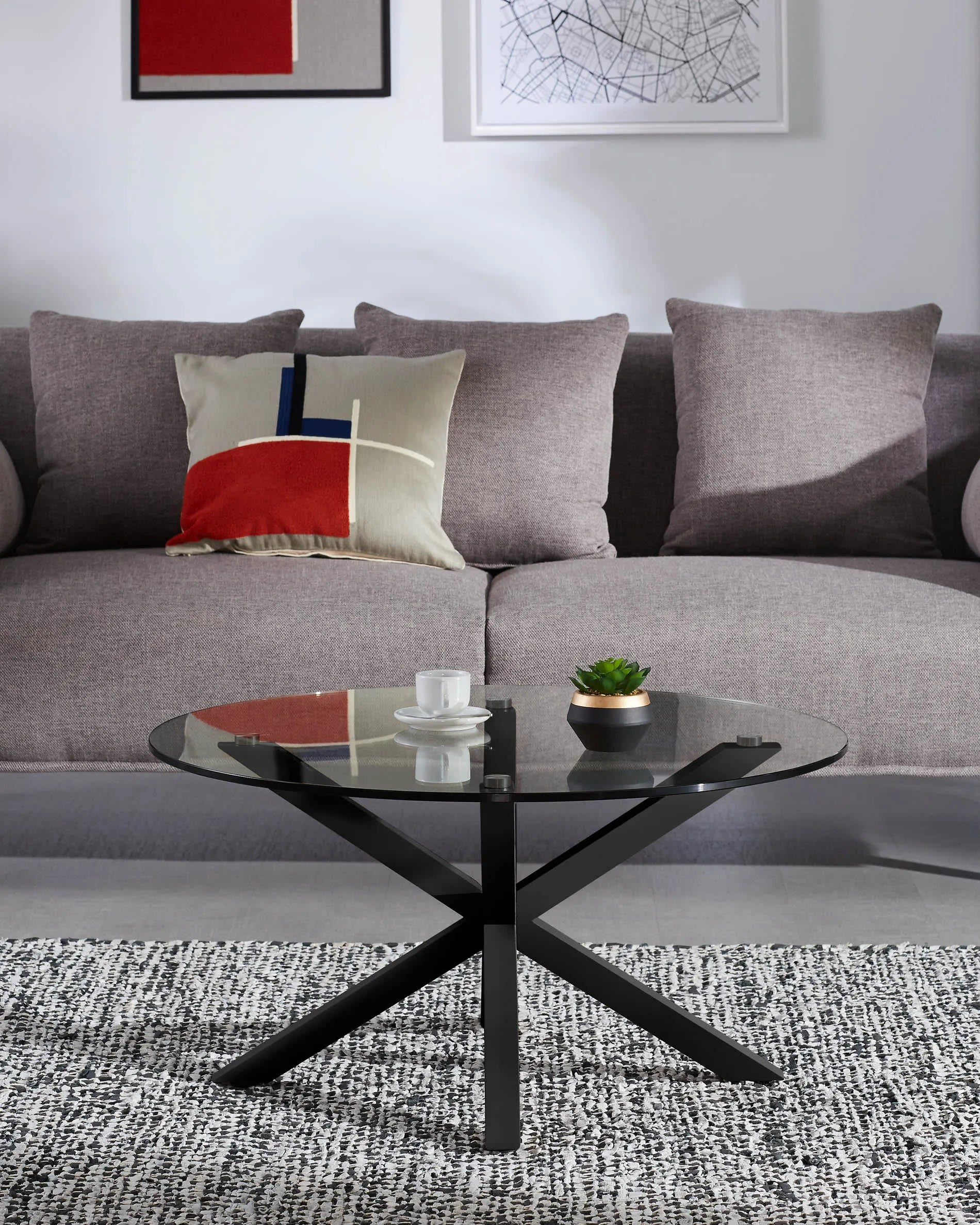 Eleganter Couchtisch aus Glas mit schwarzen Stahlbeinen, 82 cm Ø, modern und robust, ideal für stilvolle Wohnräume.