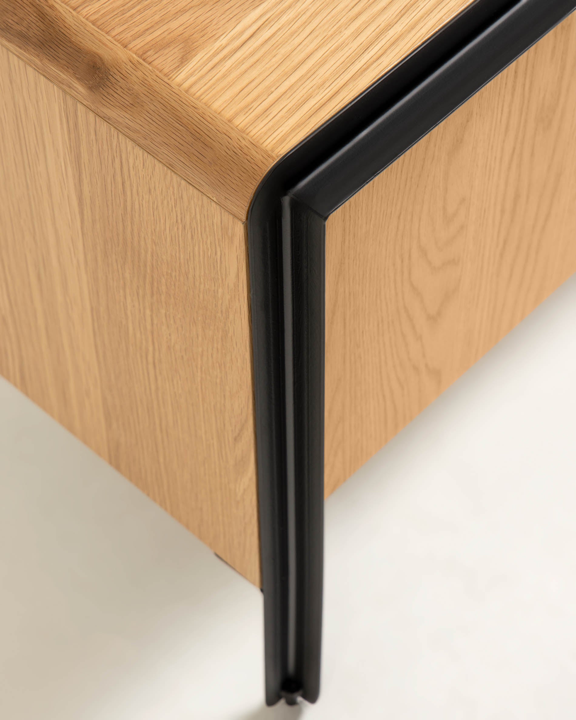 Nadyria TV-Schrank 3 Türen Eichenfurnier und Stahl mit schwarzem Finish 180 x 50 cm in  präsentiert im Onlineshop von KAQTU Design AG. TV-Möbel ist von Kave Home