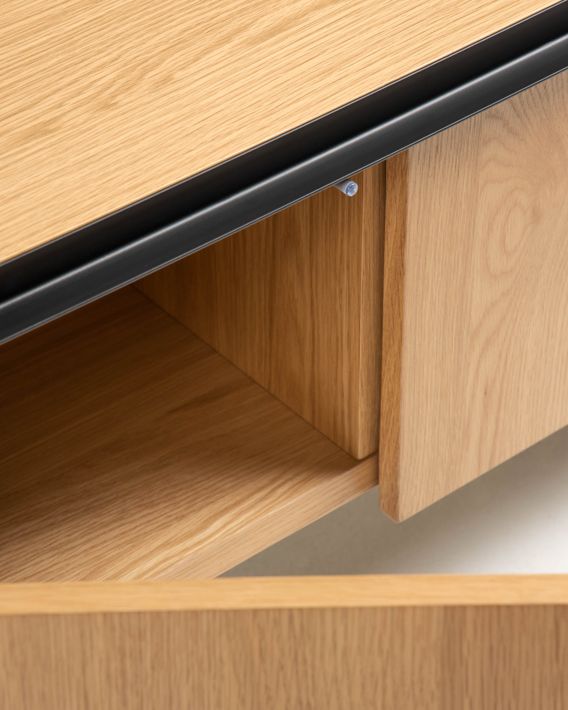 Nadyria TV-Schrank 3 Türen Eichenfurnier und Stahl mit schwarzem Finish 180 x 50 cm in  präsentiert im Onlineshop von KAQTU Design AG. TV-Möbel ist von Kave Home