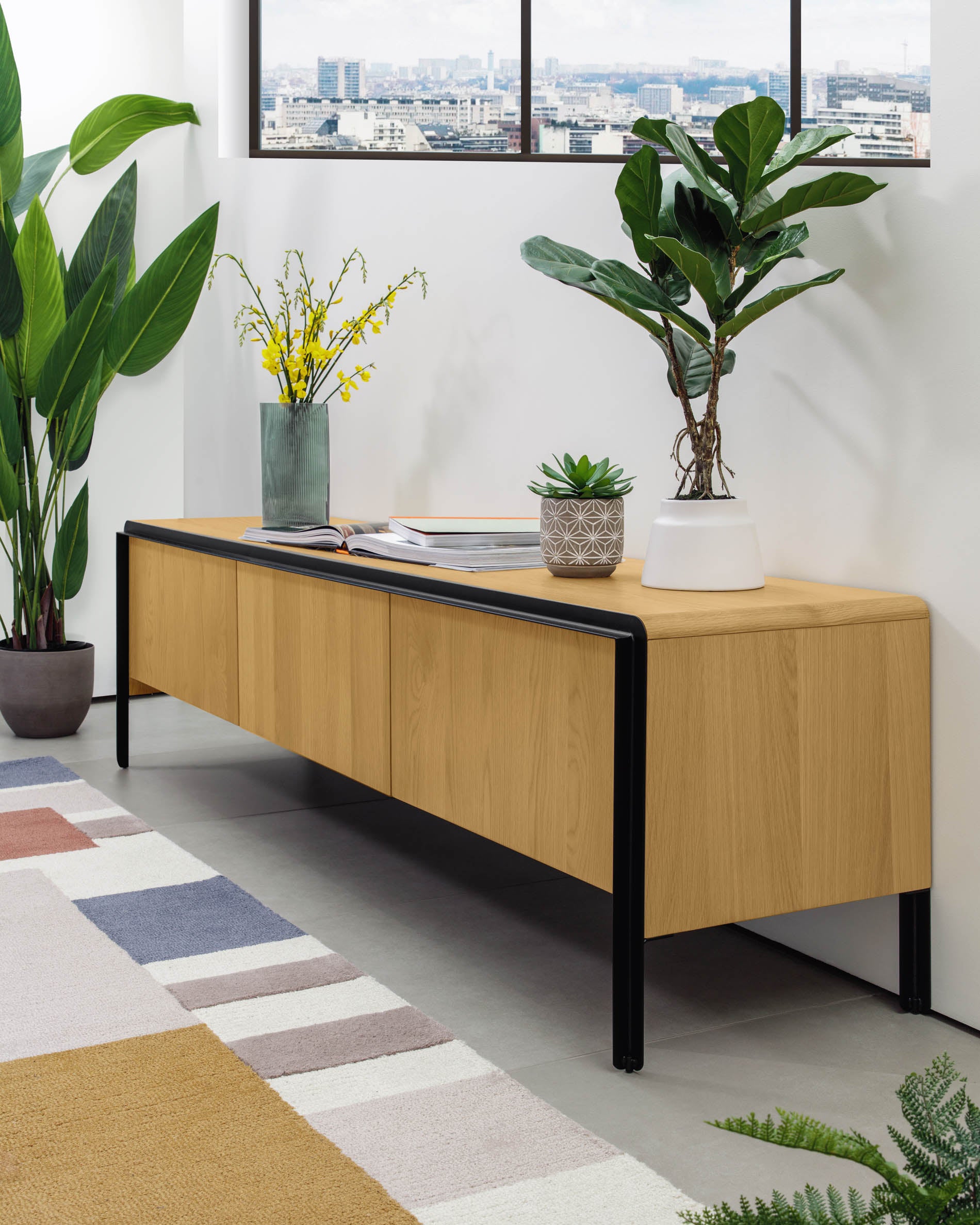 Nadyria TV-Schrank 3 Türen Eichenfurnier und Stahl mit schwarzem Finish 180 x 50 cm in  präsentiert im Onlineshop von KAQTU Design AG. TV-Möbel ist von Kave Home