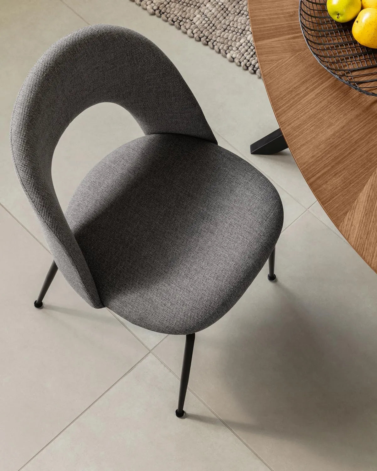 Mahalia Stuhl: Dunkelgrau, Stahlbeine, stilvolles schwarzes Design.