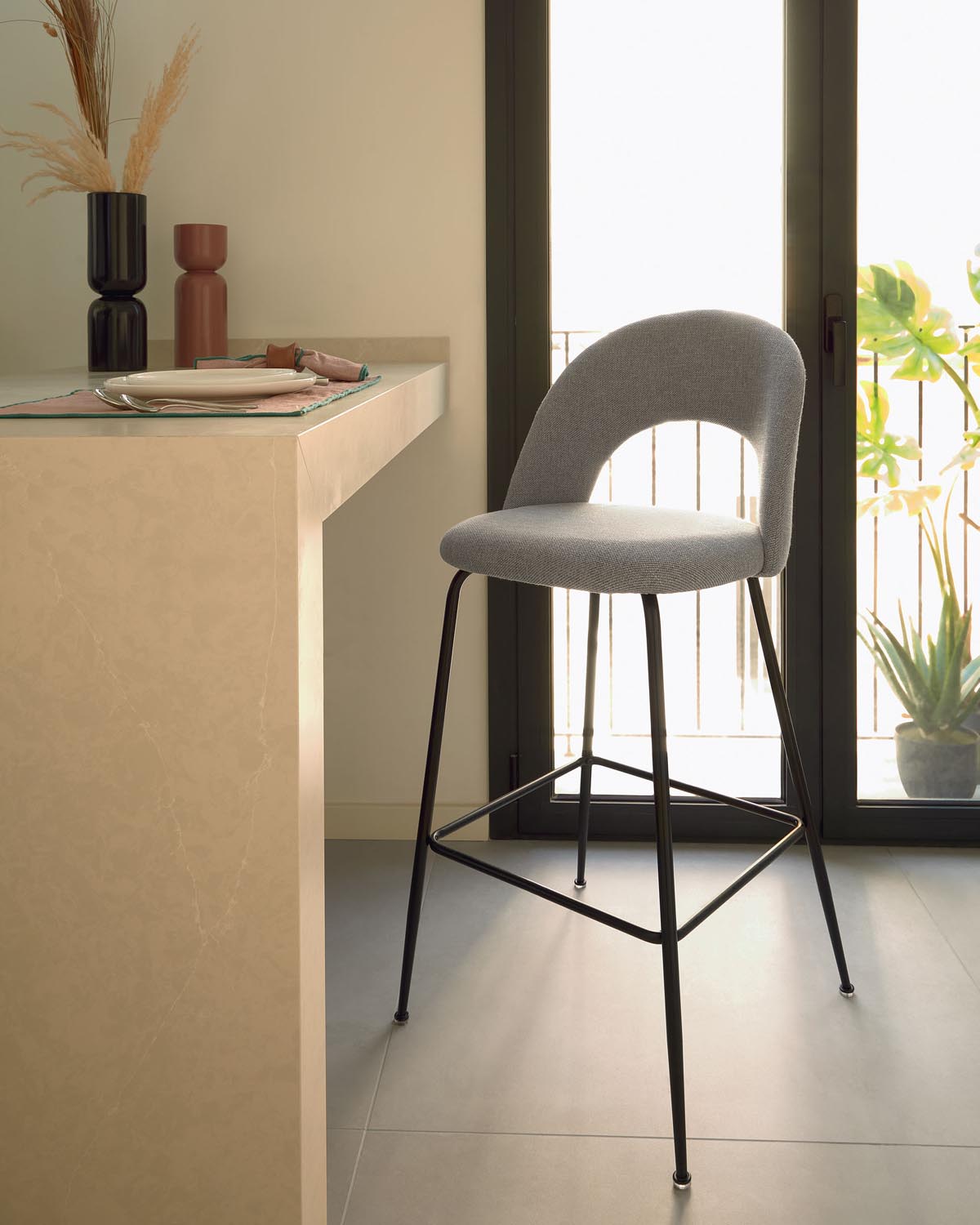 Eleganter Mahalia Barhocker: Hellgrau, Stahl, 63 cm, Kave Home.