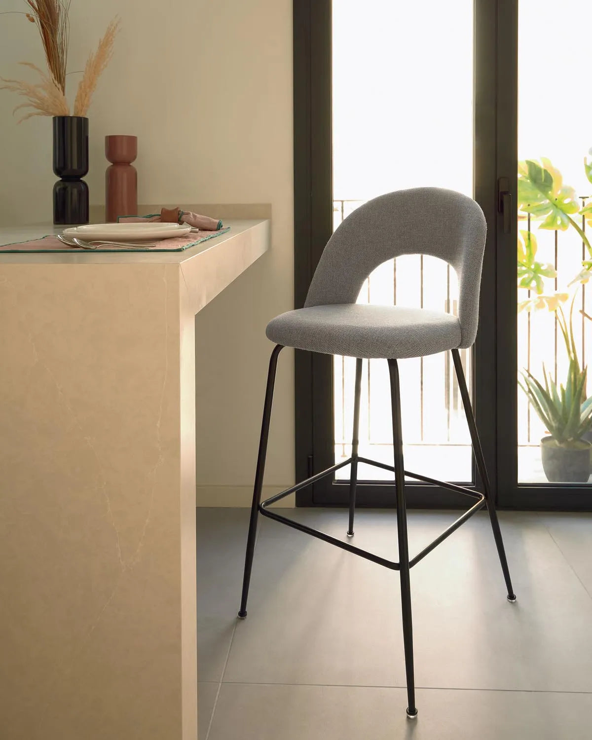 Eleganter Mahalia Barhocker: Hellgrau, Stahl, 63 cm, Kave Home.
