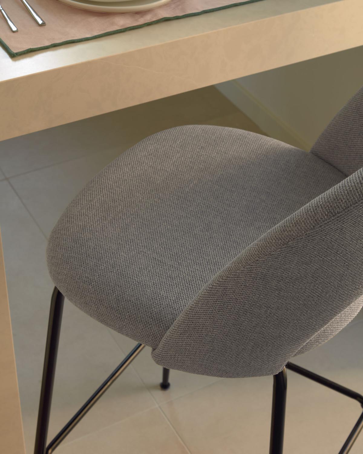 Mahalia Barhocker: Modernes Design in Hellgrau & Schwarz, 63 cm.