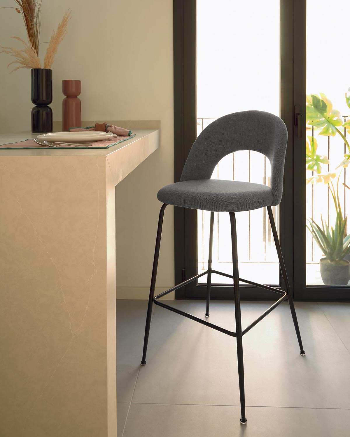 Eleganter Mahalia Barhocker: Dunkelgrau & Stahl, 63 cm, Kave Home.