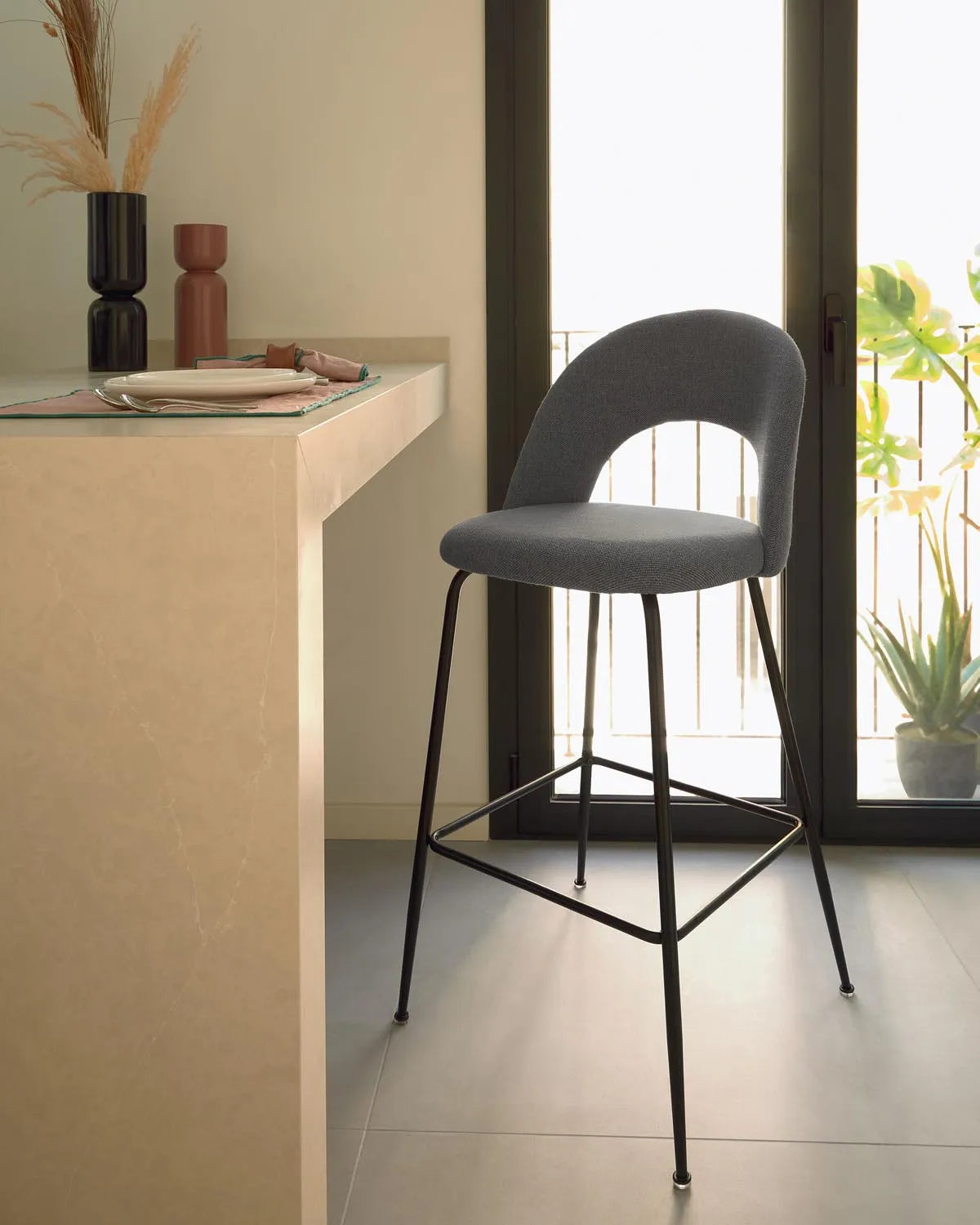 Eleganter Mahalia Barhocker: Dunkelgrau & Stahl, 63 cm, Kave Home.
