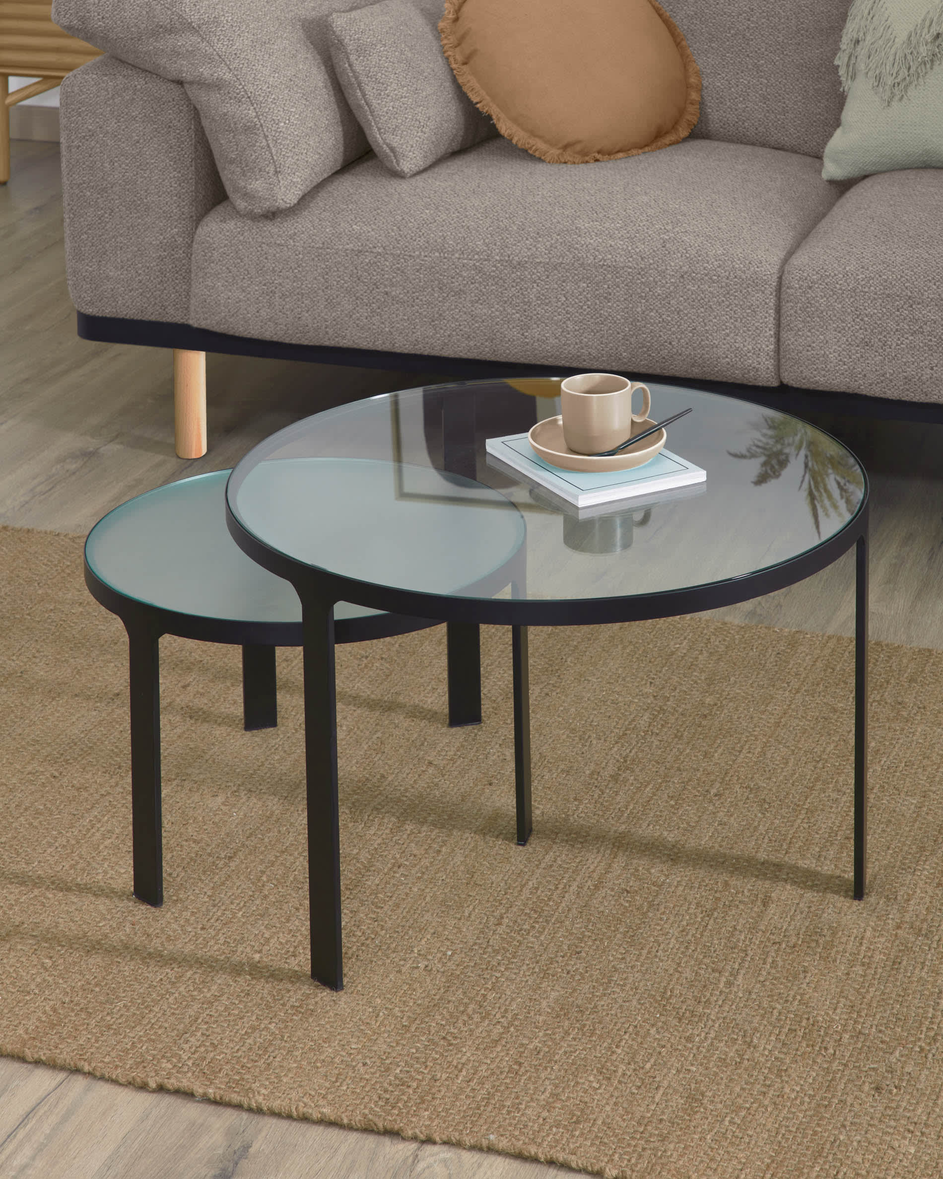Das Oni Set von Kave Home umfasst zwei stilvolle Beistelltische (Ø 70 cm und Ø 50 cm) mit modernem Design und vielseitiger Nutzung.