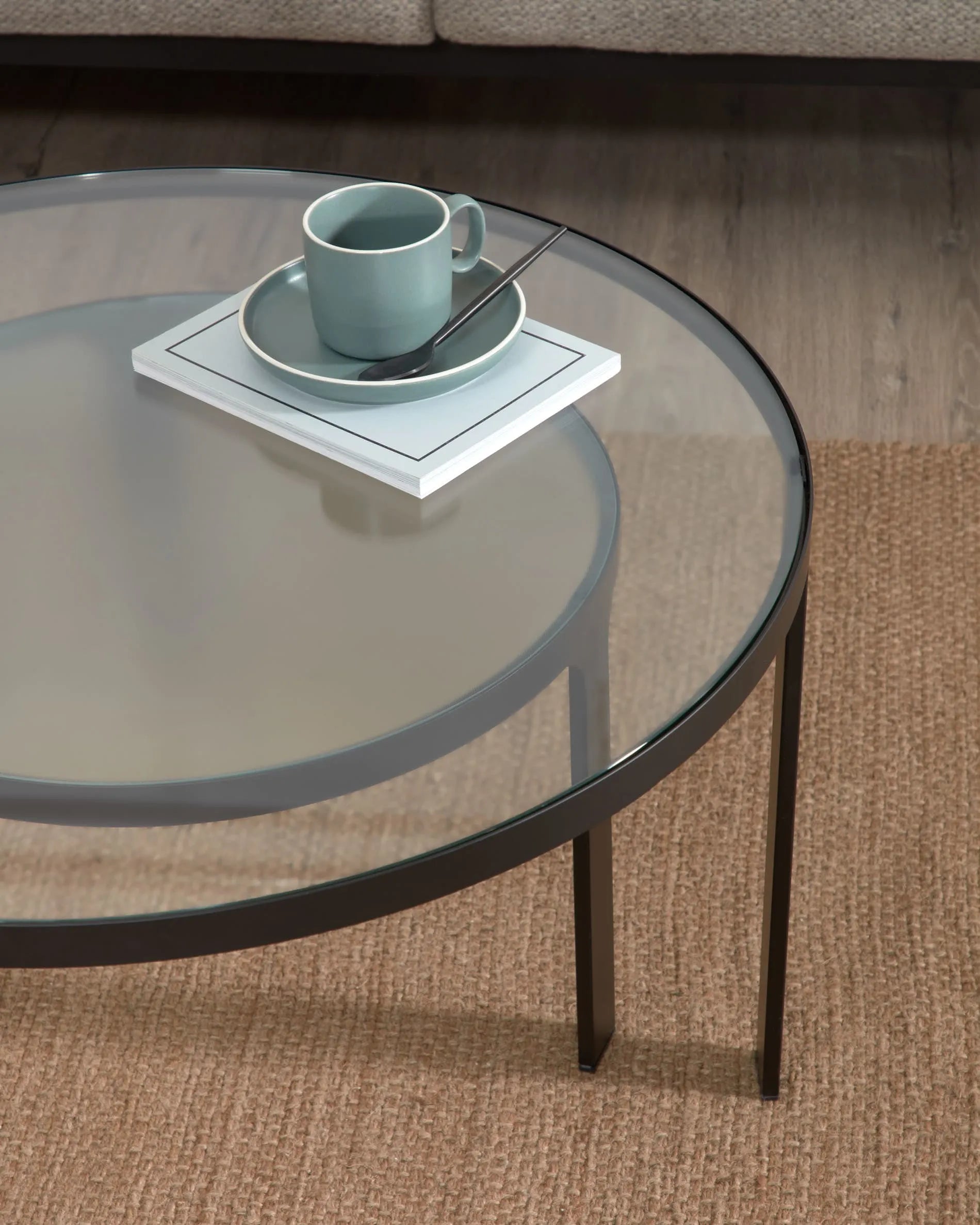 Elegantes Duo: Zwei Beistelltische aus Glas, Ø 70 cm und Ø 50 cm, vereinen Stil und Funktionalität für Ihr Wohnzimmer.