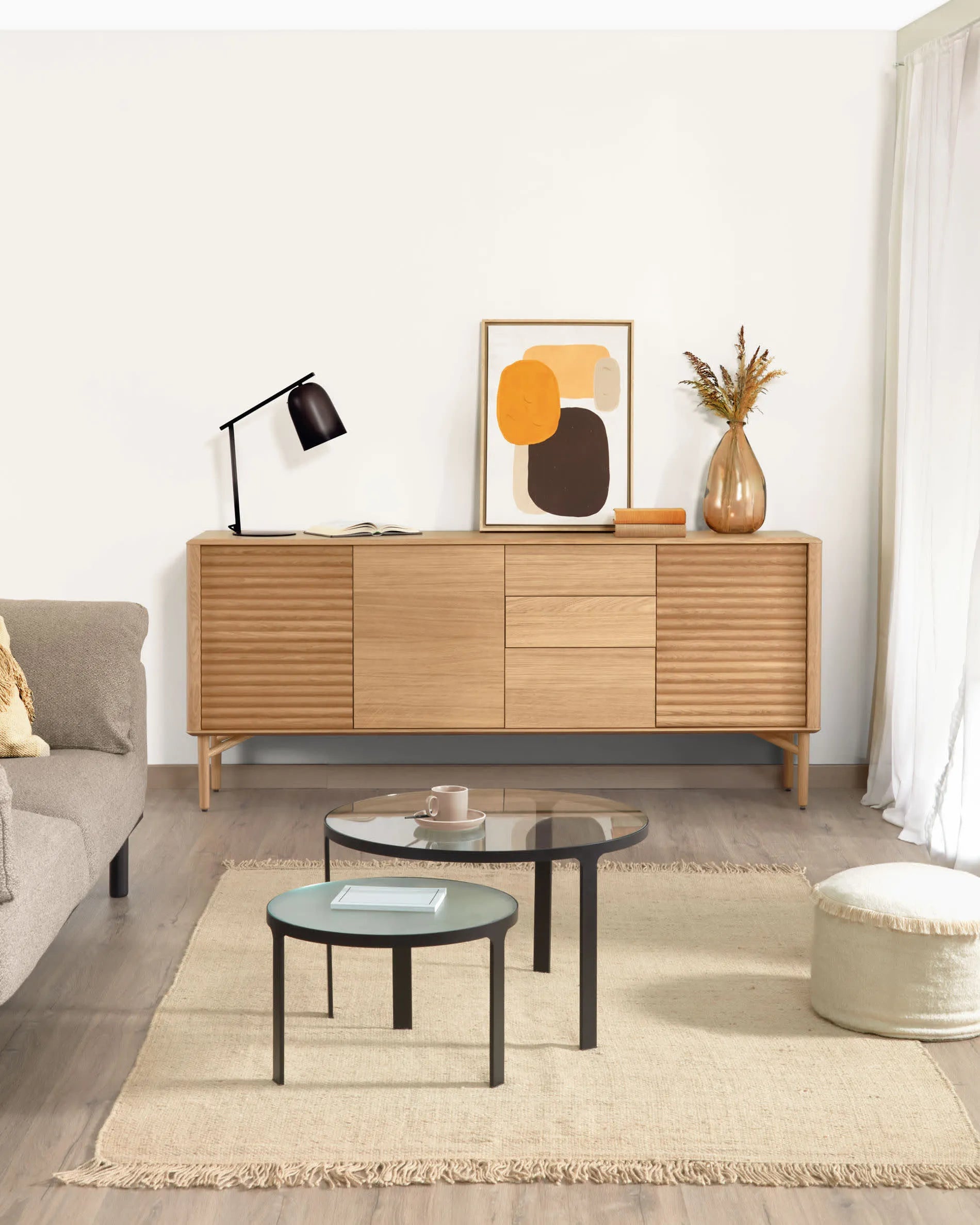 Elegantes Duo: Zwei Beistelltische aus Glas, Ø 70 cm und Ø 50 cm, vereinen Stil und Funktionalität für Ihr Wohnzimmer.