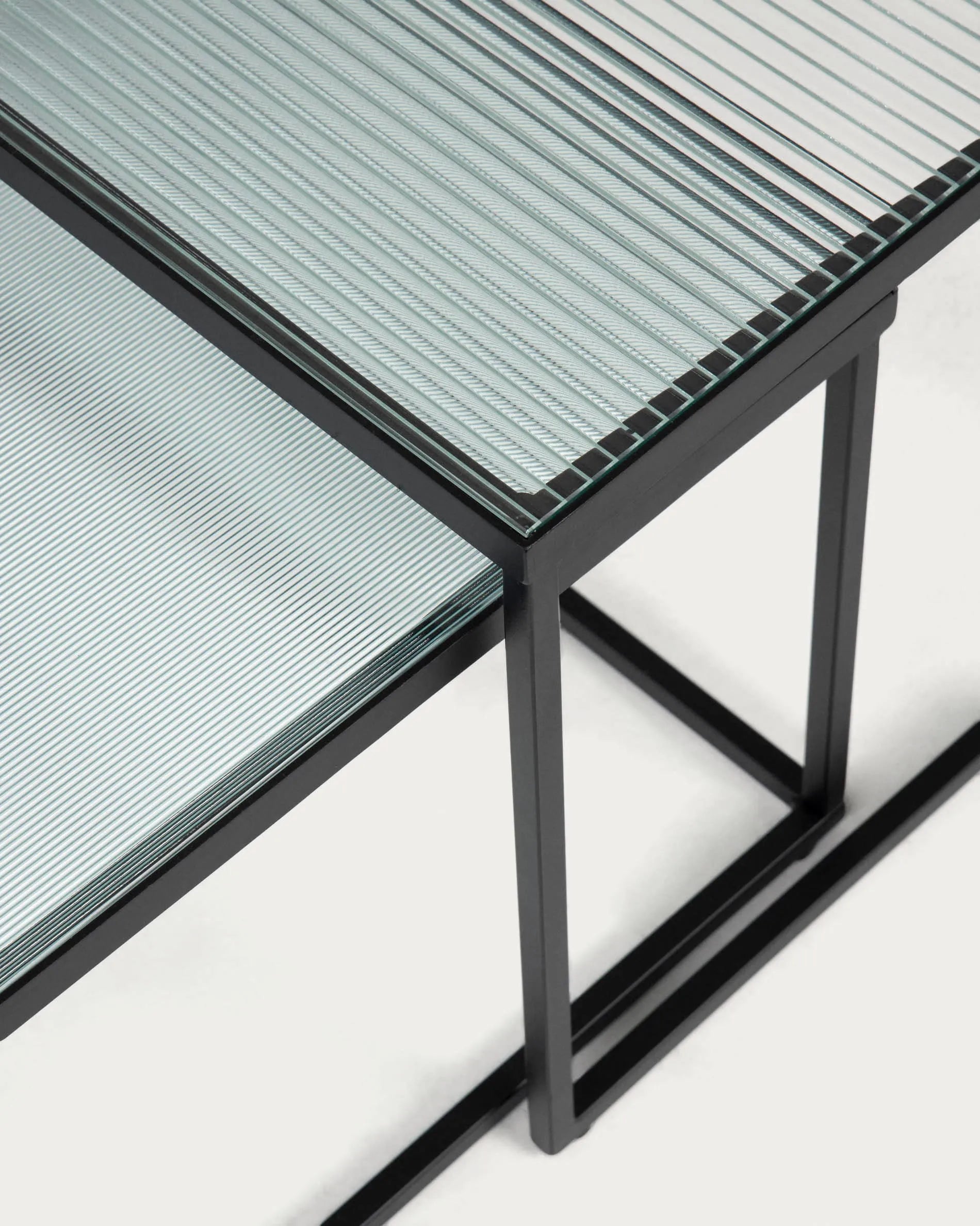 Das Akemi Set von Kave Home: Zwei elegante Glastische, die modernes Design und Funktionalität vereinen.