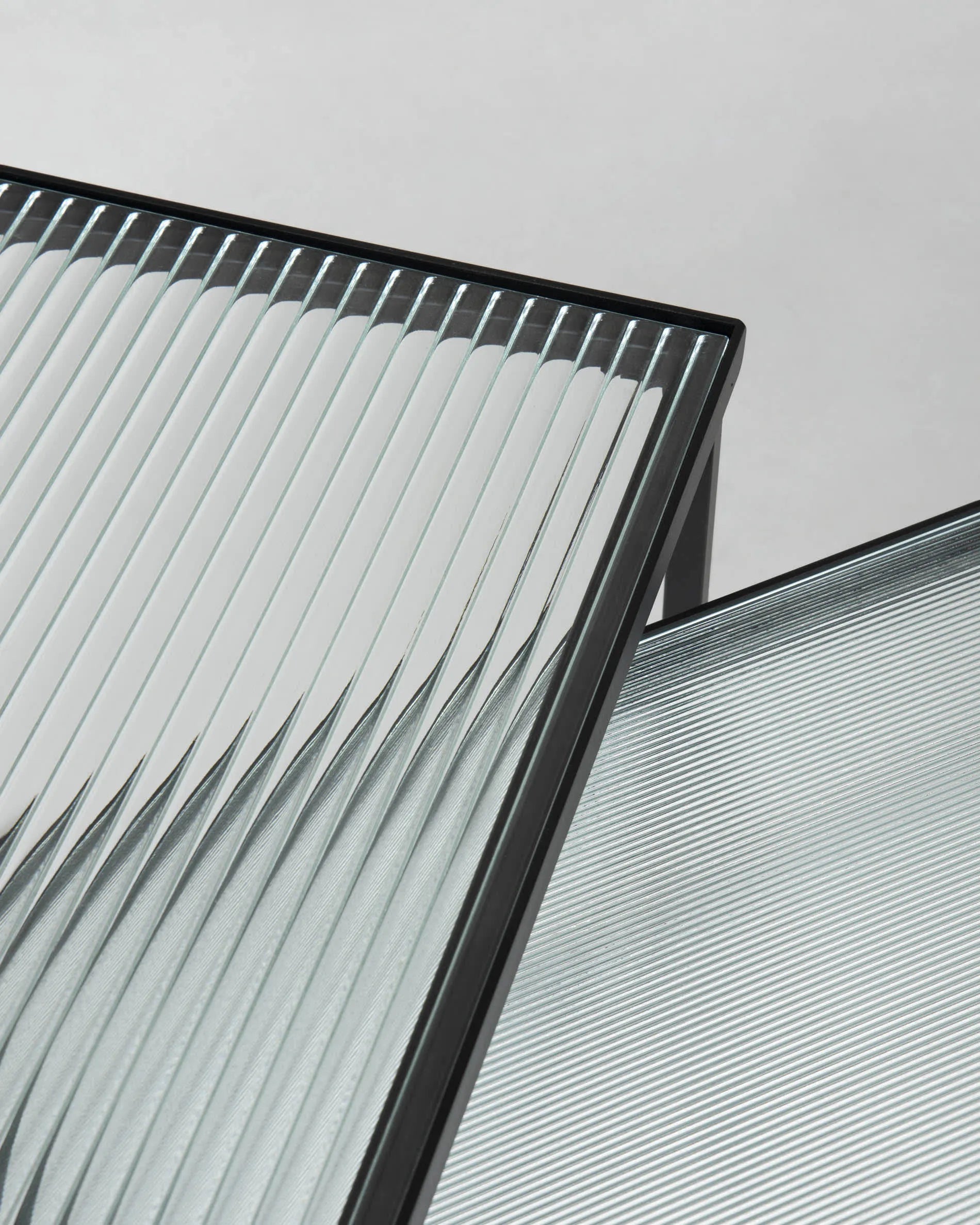 Das Akemi Set von Kave Home: Zwei elegante Glastische, die modernes Design und Funktionalität vereinen.