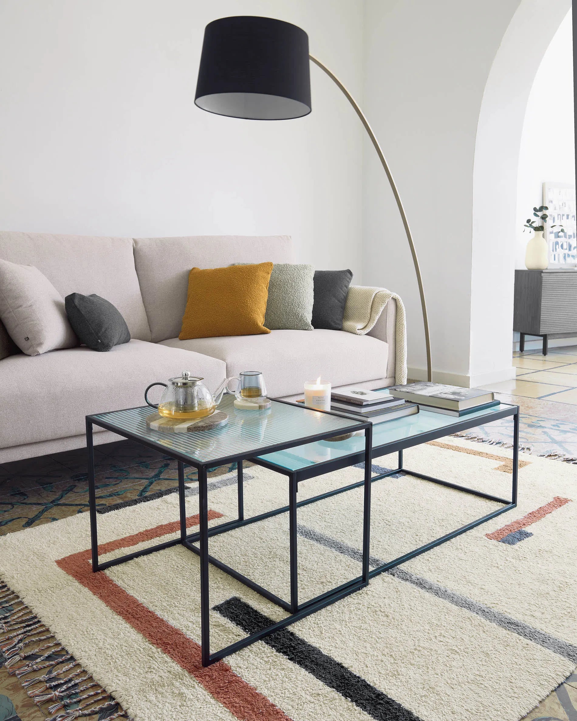 Das Akemi Set von Kave Home: Zwei elegante Glastische, die modernes Design und Funktionalität vereinen.