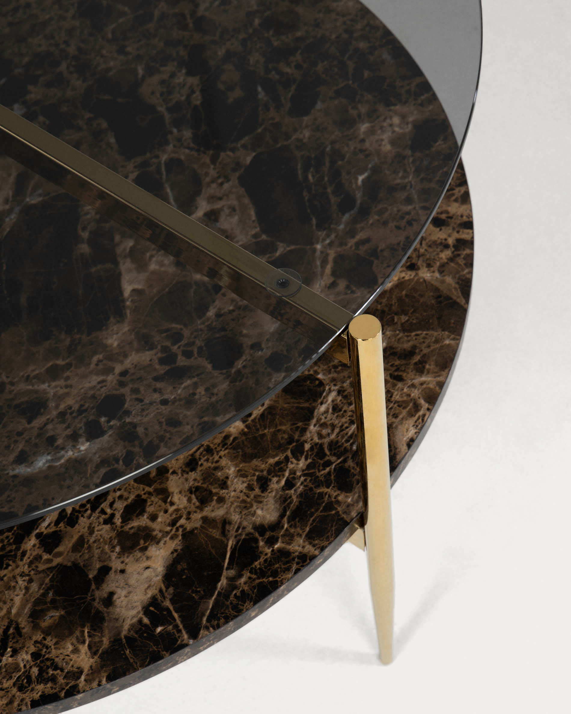 Eleganter Kamilah Couchtisch Ø 84 cm von Kave Home, mit getöntem Glas und Marmoreffekt, perfekter Blickfang für stilvolle Wohnzimmer.