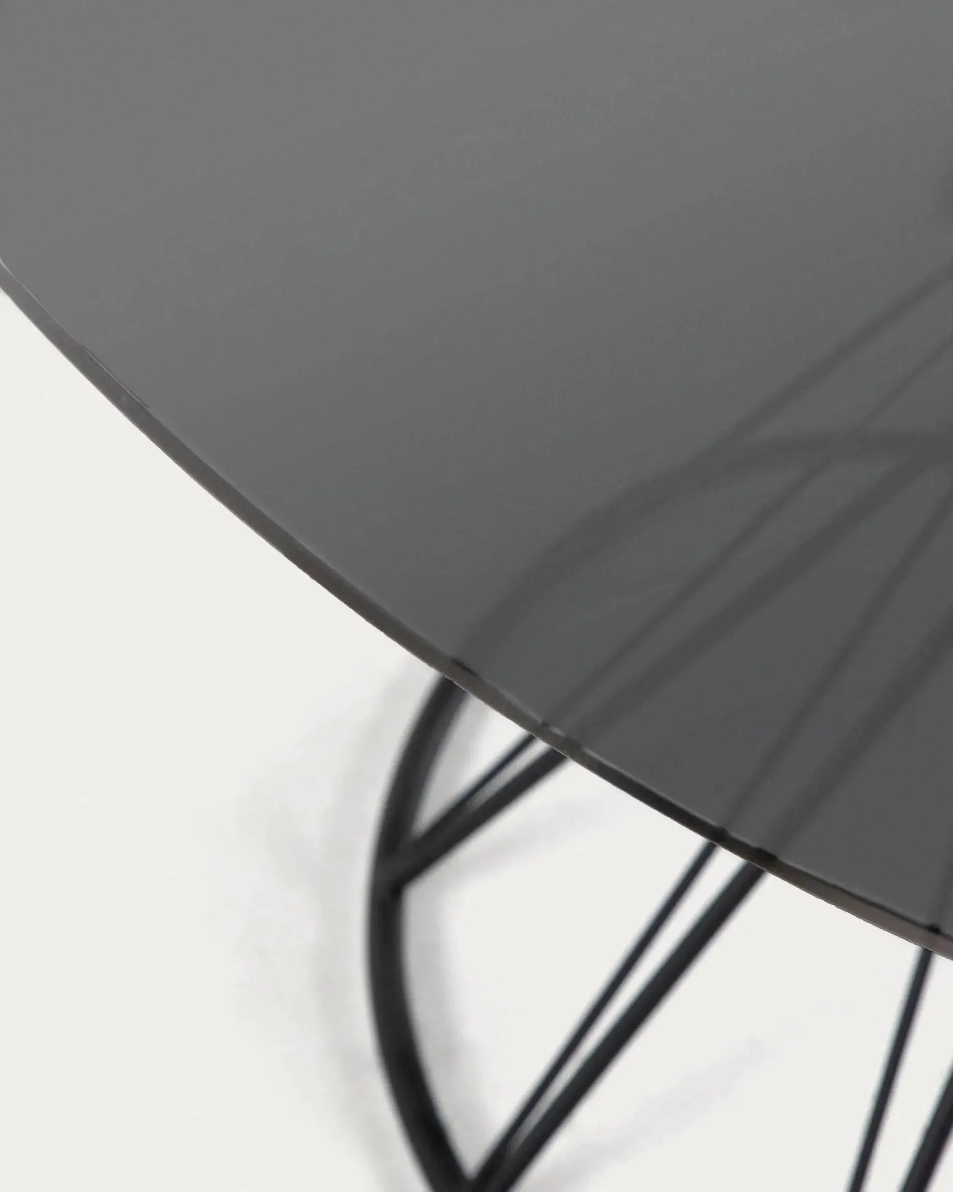 Moderner runder Tisch mit Glasplatte und schwarzen Stahlbeinen, Ø 120 cm, ideal für stilvolle Wohnräume, von Kave Home.