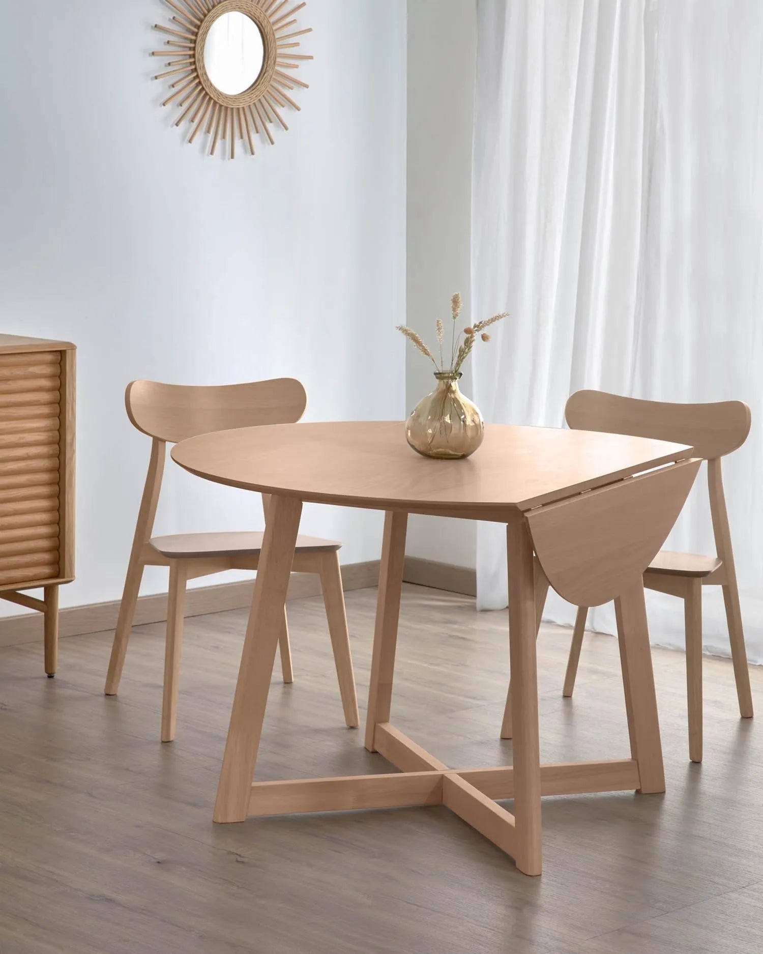 Eleganter, ausziehbarer Tisch aus Eichenfurnier und Kautschukholz, ideal für stilvolle, flexible Wohnräume.