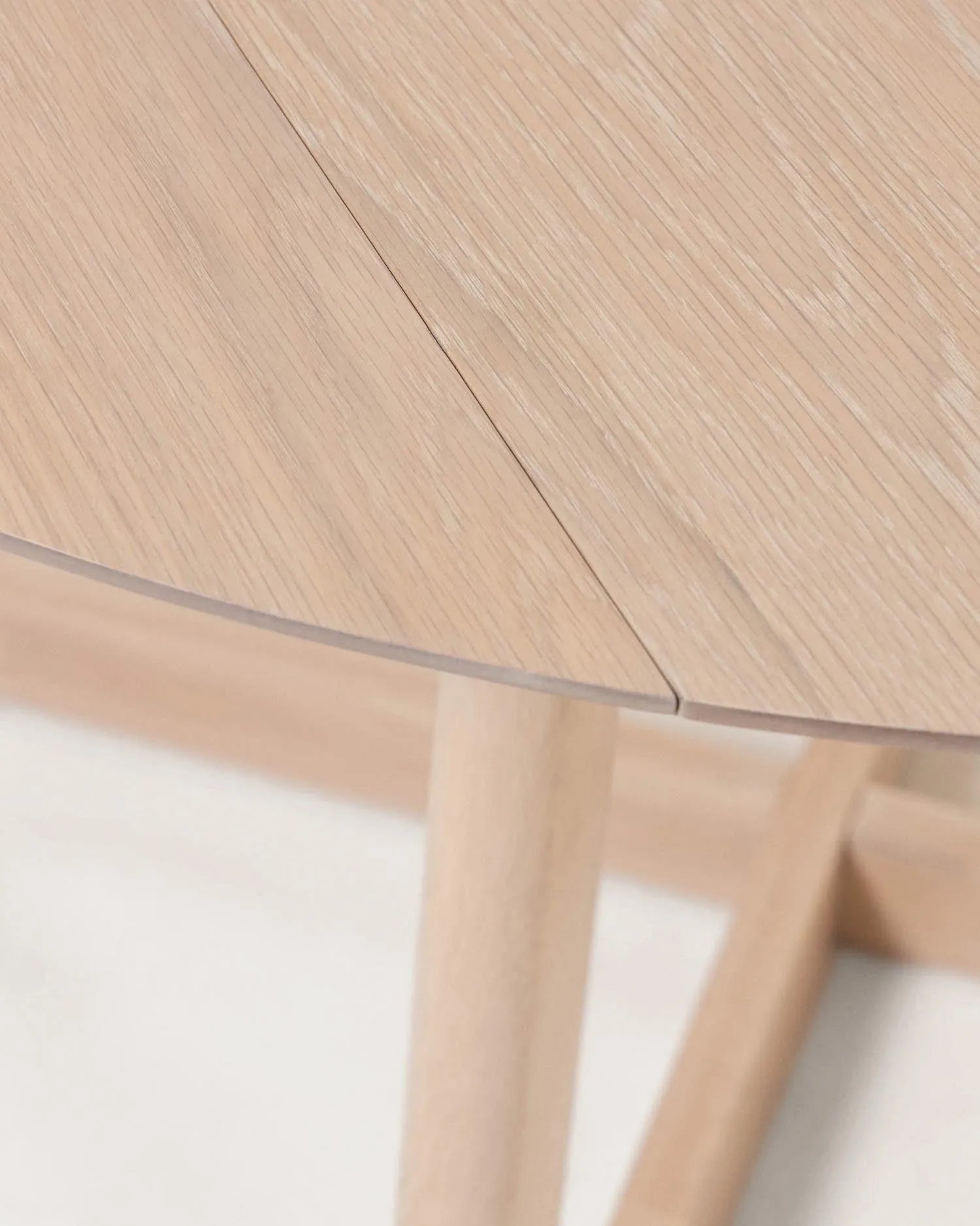 Eleganter, ausziehbarer Tisch aus Eichenfurnier und Kautschukholz, ideal für stilvolle, flexible Wohnräume.