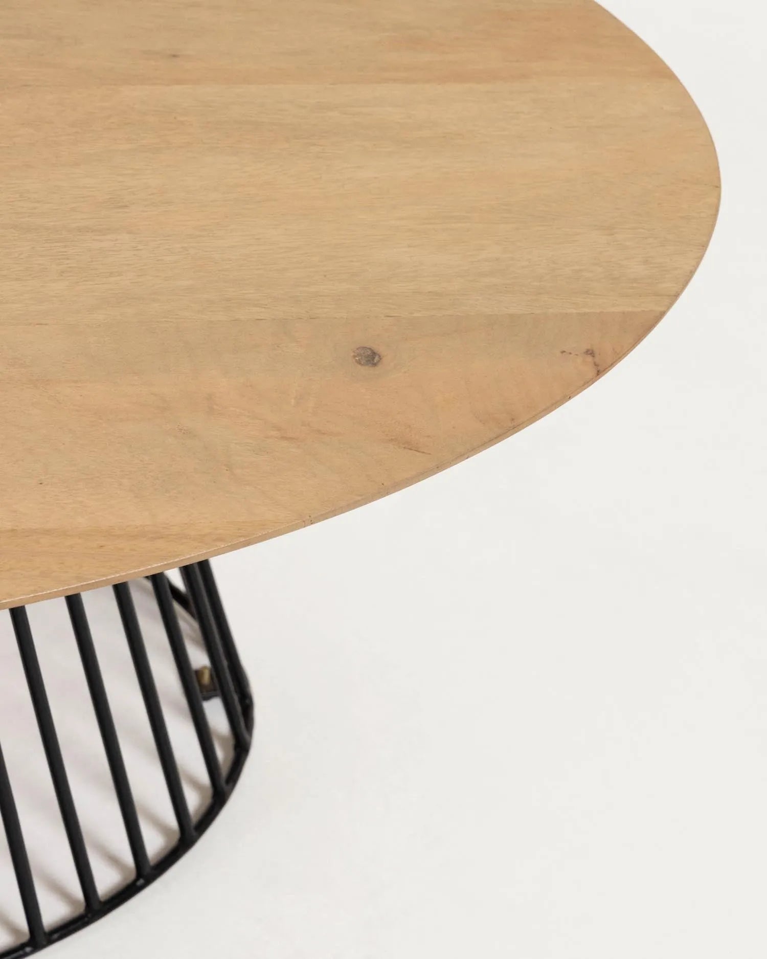 Eleganter Couchtisch aus massivem Mangoholz mit stabilen Stahlbeinen in Schwarz, ideal für stilvolle Wohnzimmer.