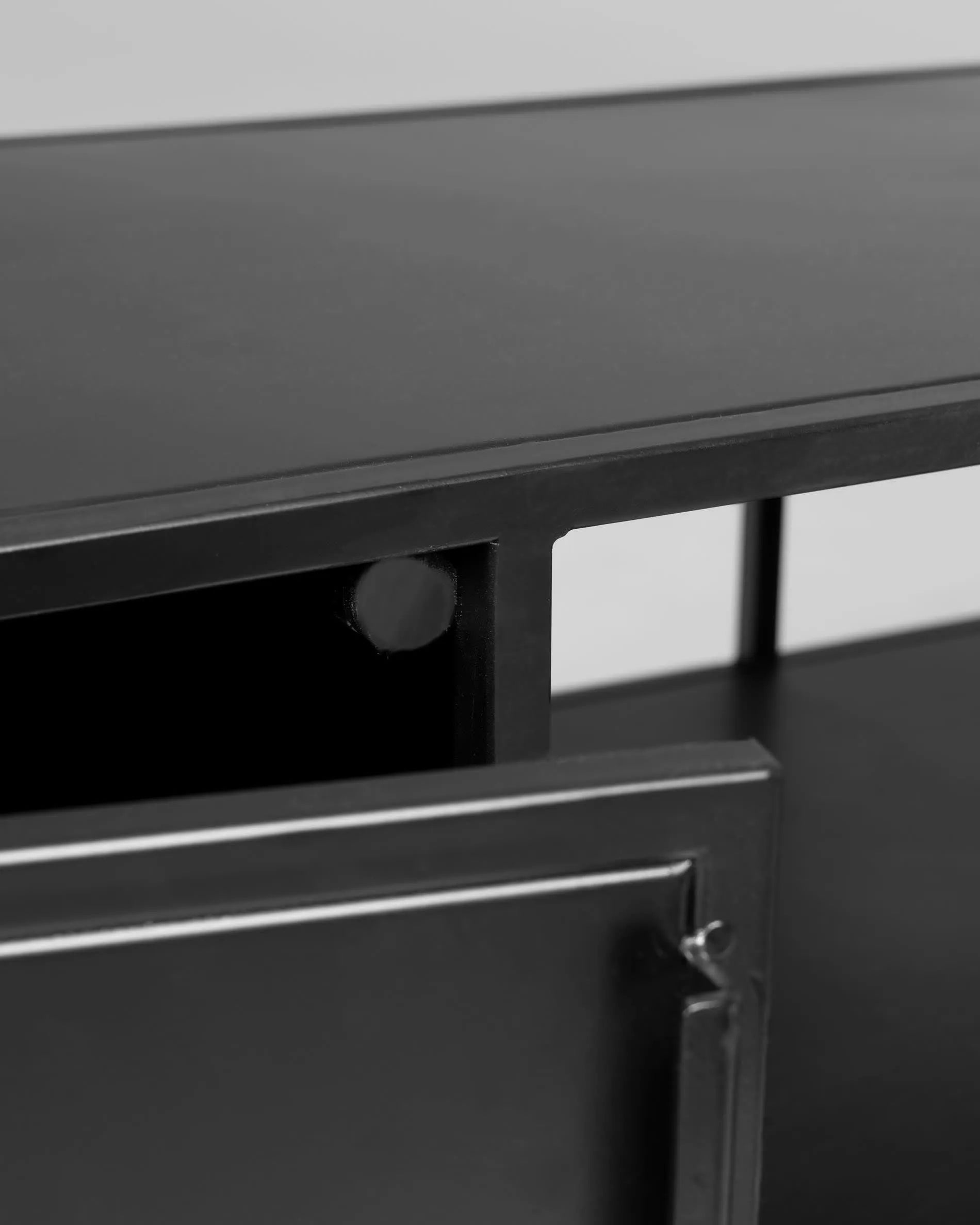 Eleganter TV-Schrank im Industrial-Design mit schwarzem Metall, Tür und Schublade für stilvolle Ordnung.