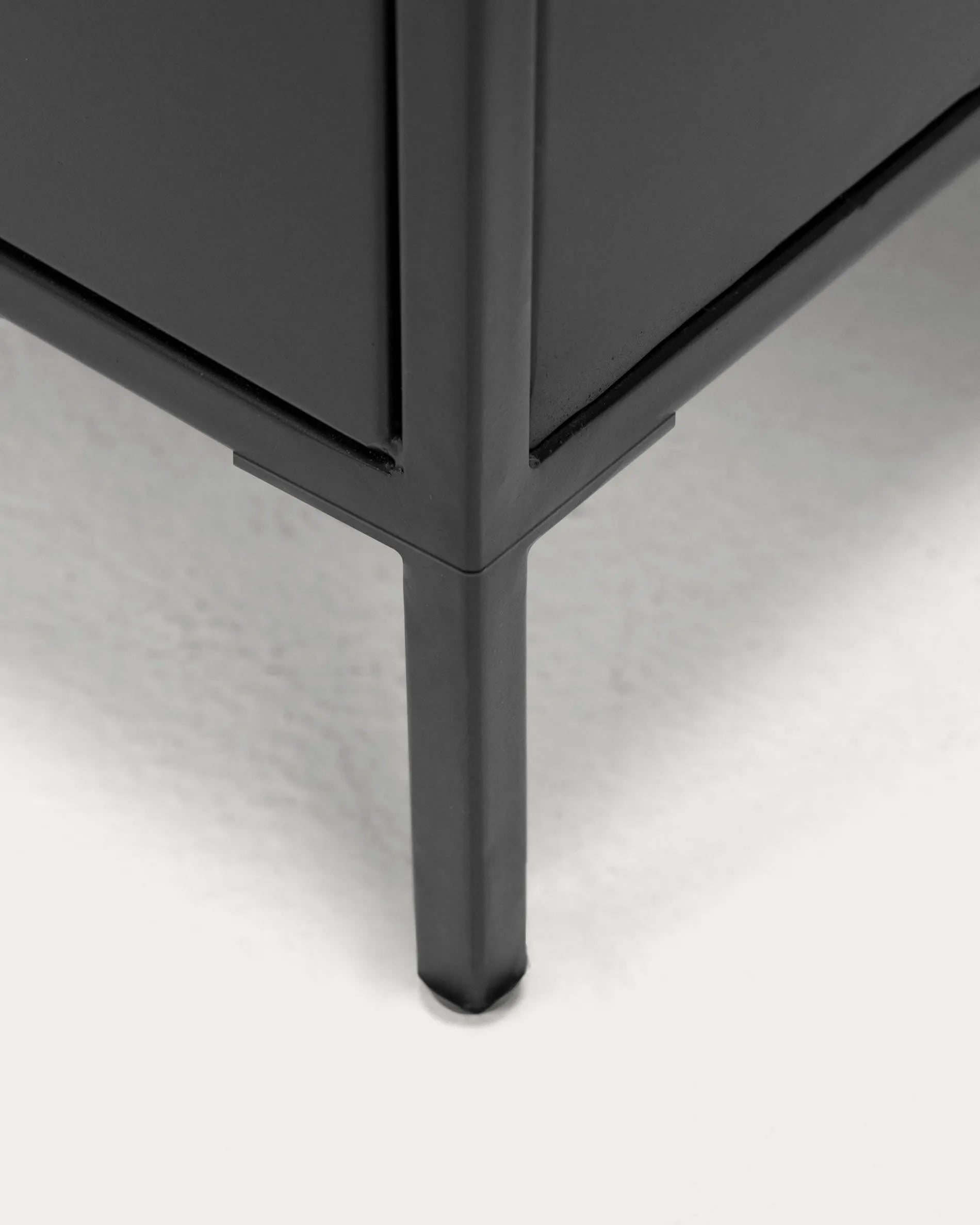 Eleganter TV-Schrank im Industrial-Design mit schwarzem Metall, Tür und Schublade für stilvolle Ordnung.