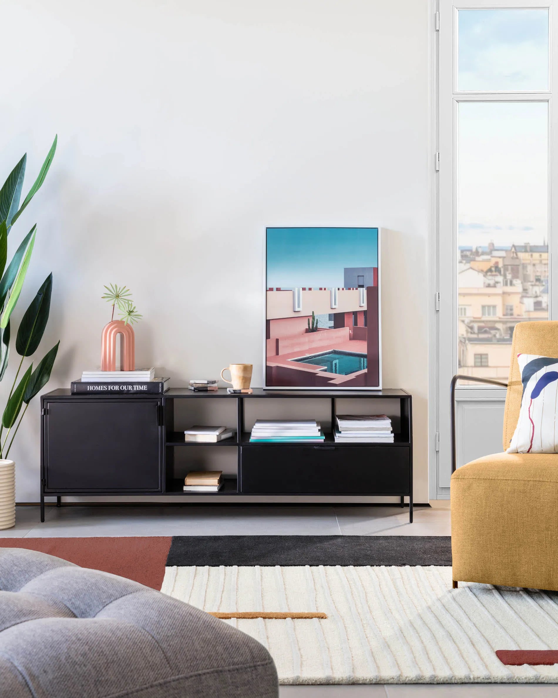 Eleganter TV-Schrank im Industrial-Design mit schwarzem Metall, Tür und Schublade für stilvolle Ordnung.