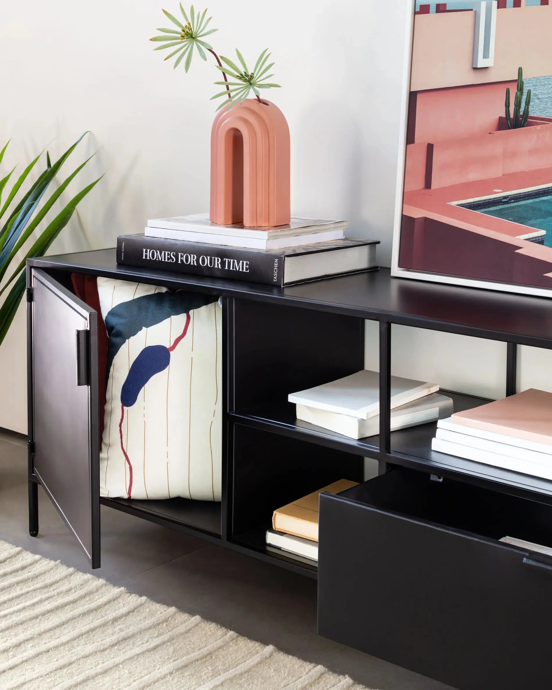 Eleganter TV-Schrank im Industrial-Design mit schwarzem Metall, Tür und Schublade für stilvolle Ordnung.
