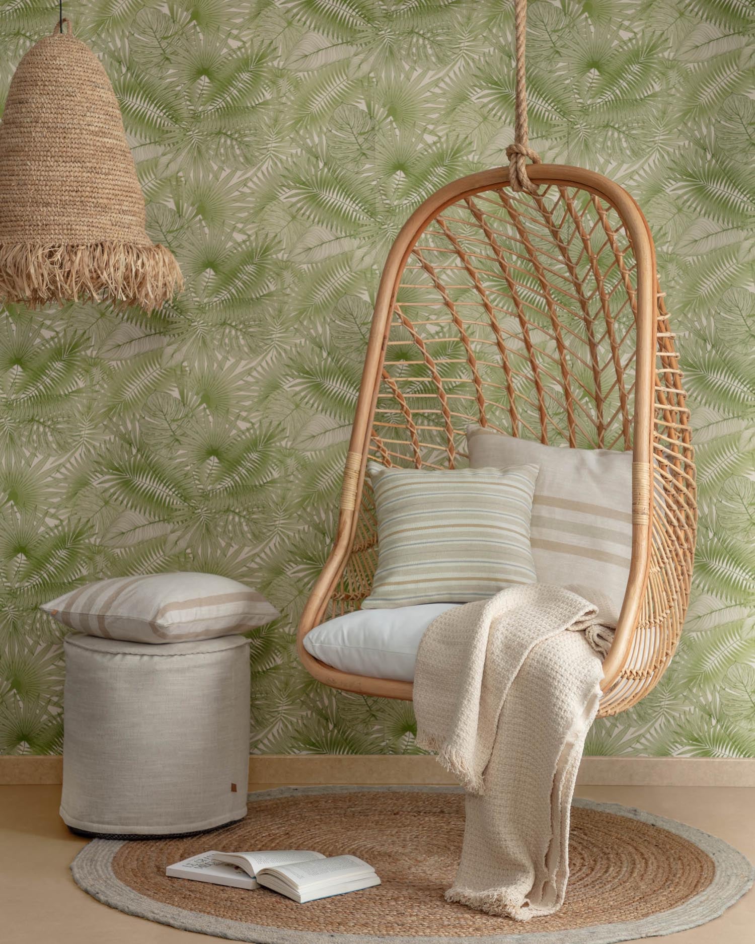 Eleganter Rattan-Hängesessel Ekaterina von Kave Home, ideal für drinnen und draussen, vereint Komfort und modernes Design.