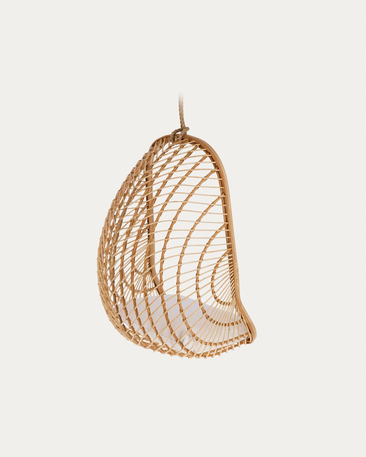 Eleganter Rattan-Hängesessel Ekaterina von Kave Home, ideal für drinnen und draussen, vereint Komfort und modernes Design.